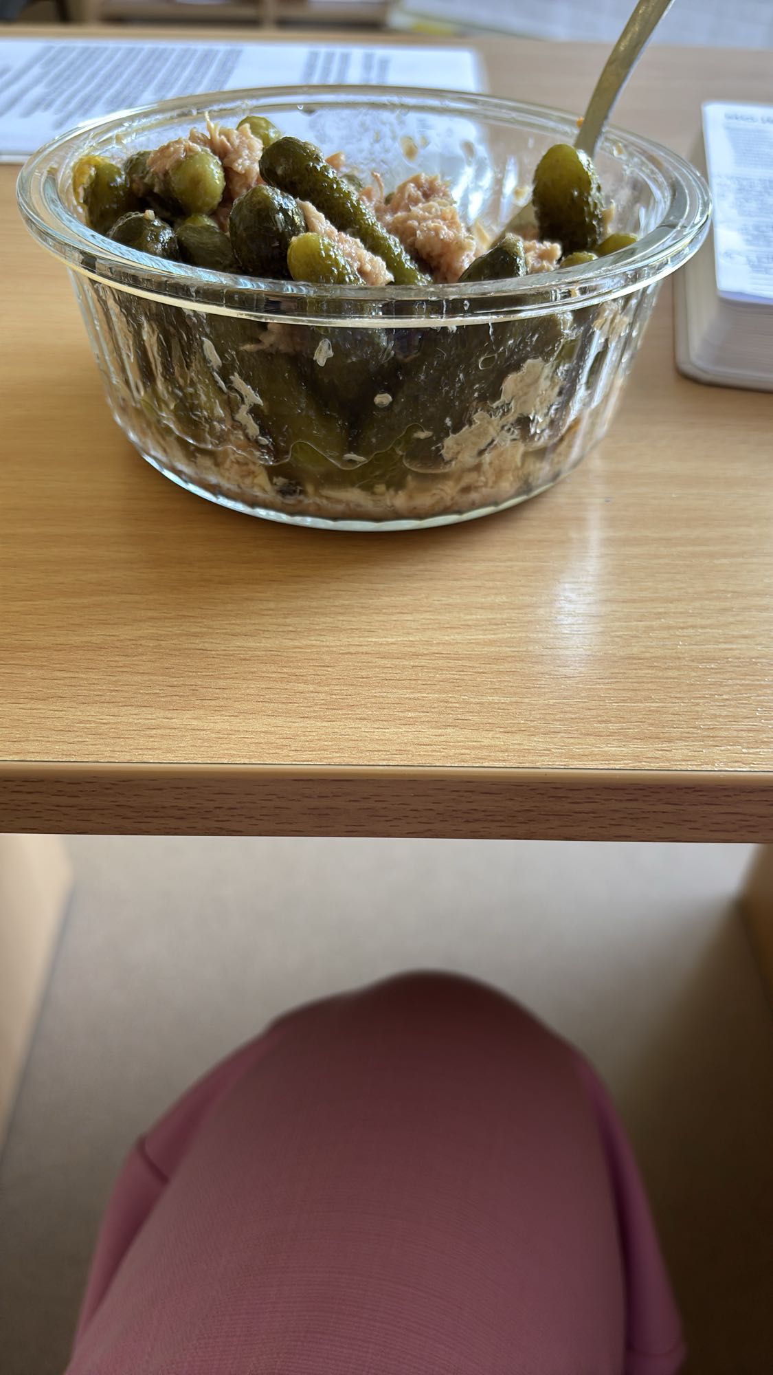 Tuńczyk z ogórkami konserwowymi