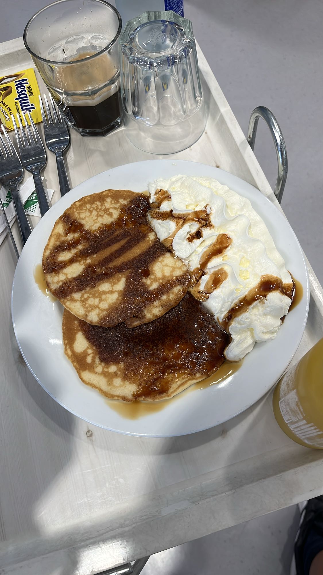 Tortitas con nata y sirope