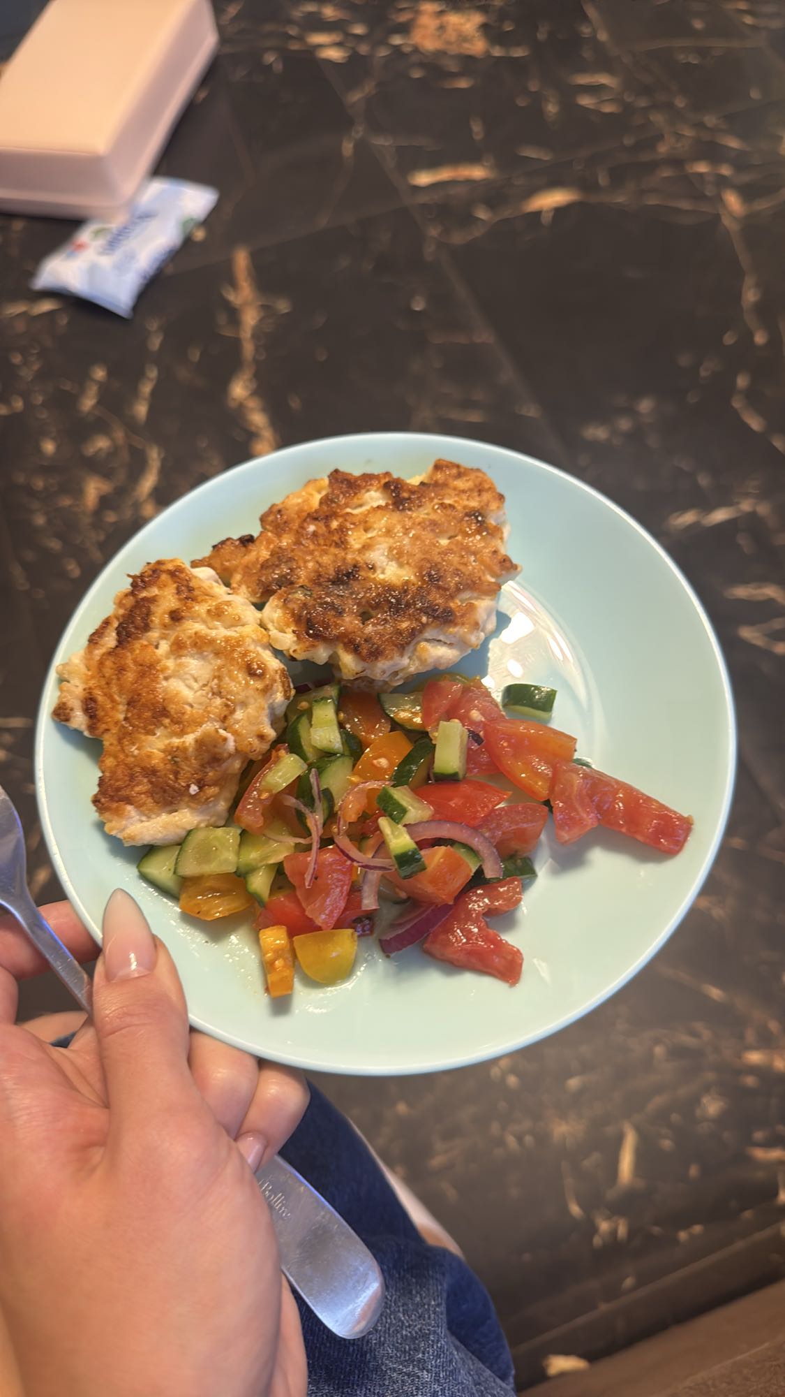 Куриные котлеты с салатом