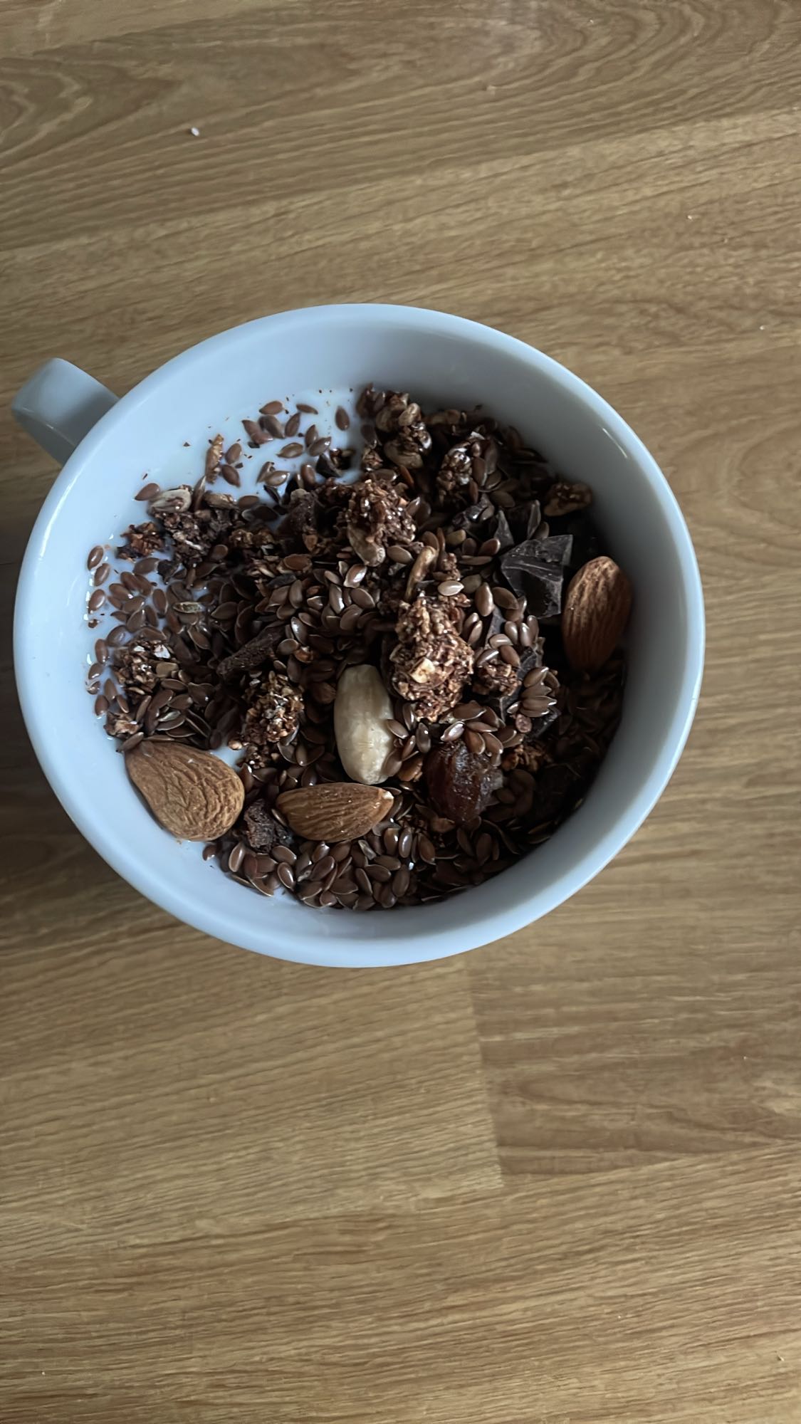 Miska z domową granolą i maślanką