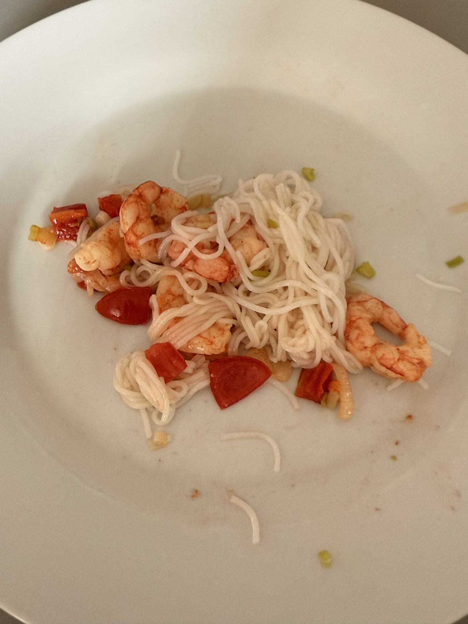 Tăiței cu creveți și legume