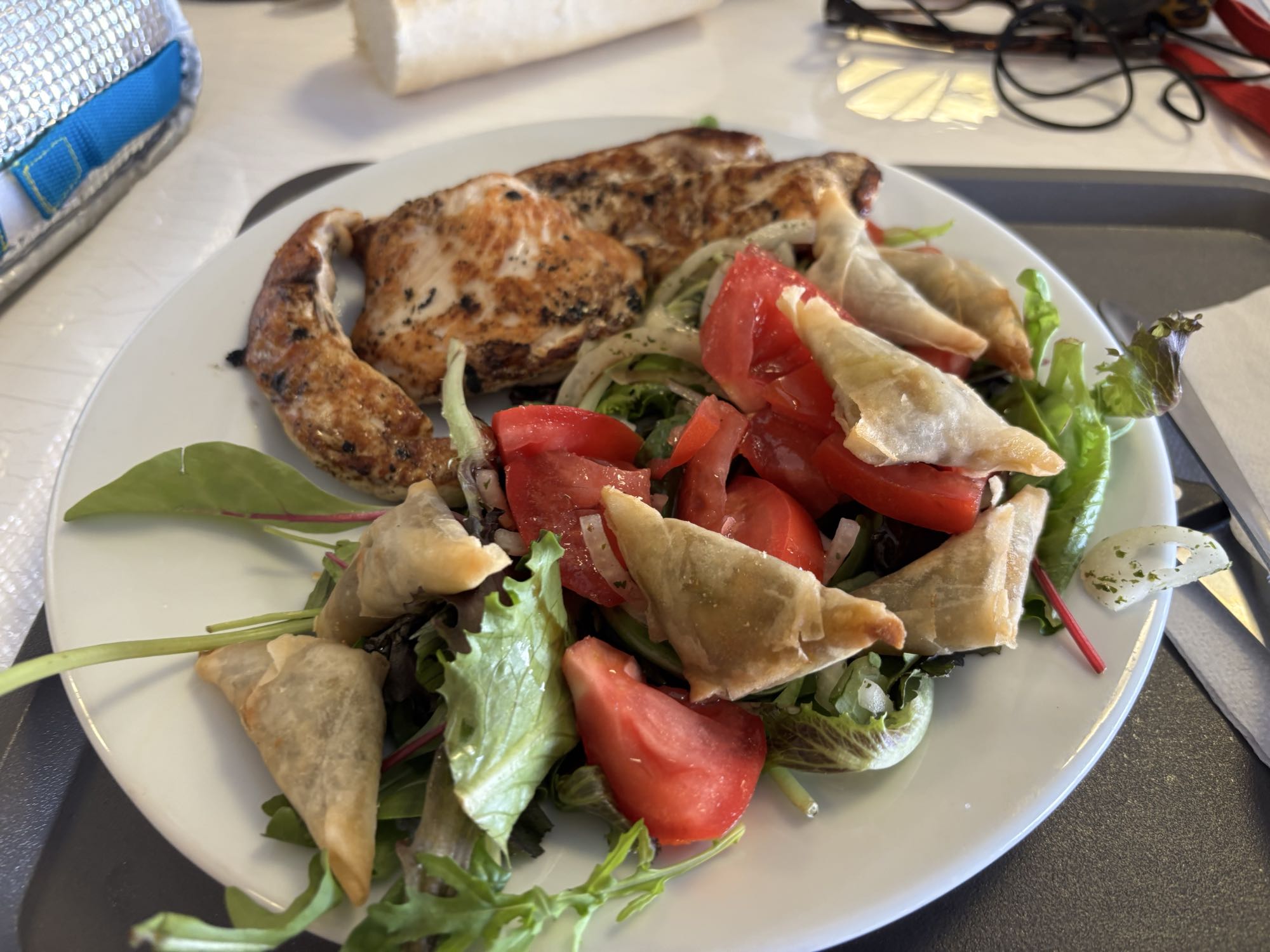 Poulet grillé et salade samoussas