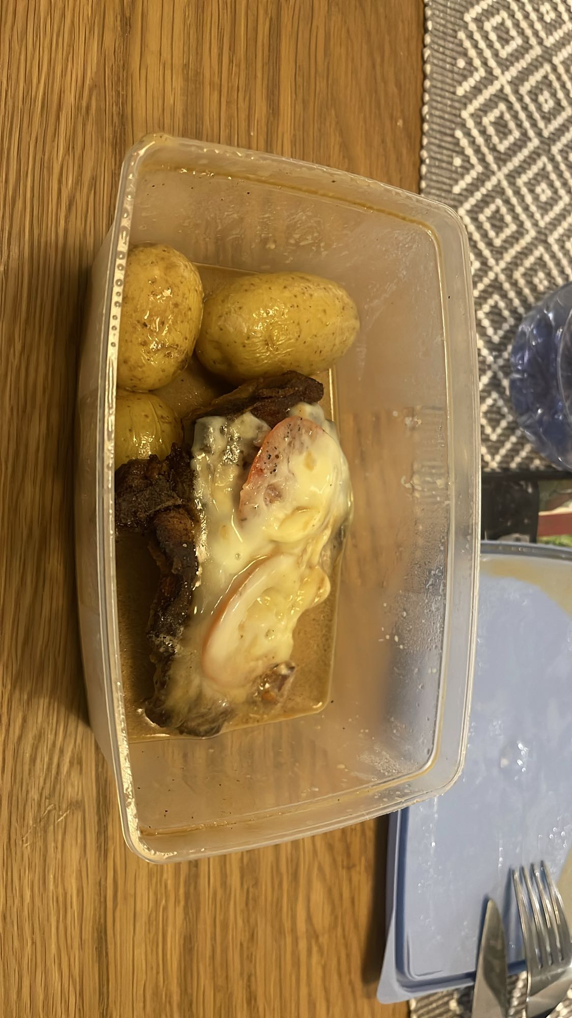 Kött med potatis och ost