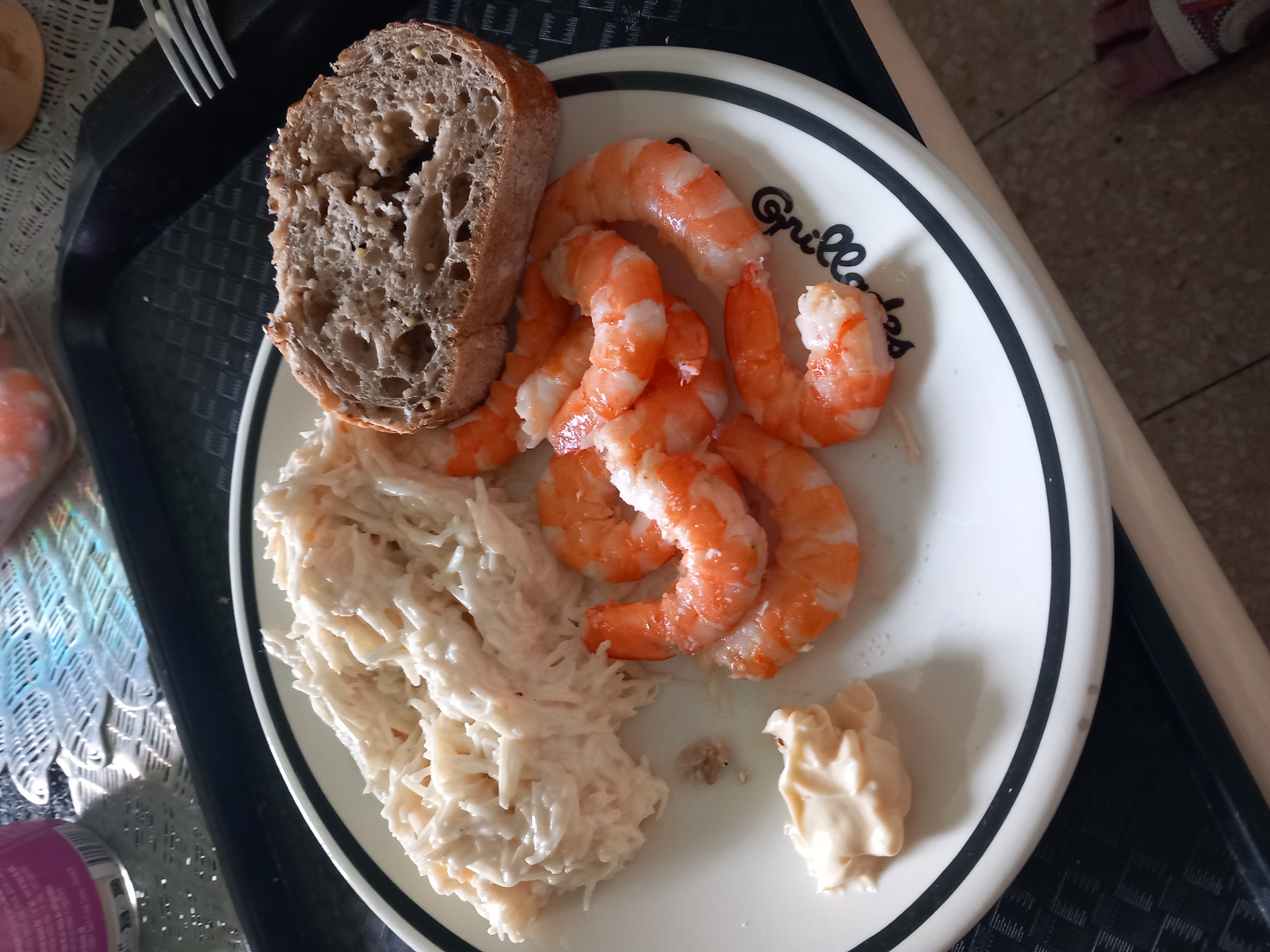 Crevettes, céleri rémoulade, pain