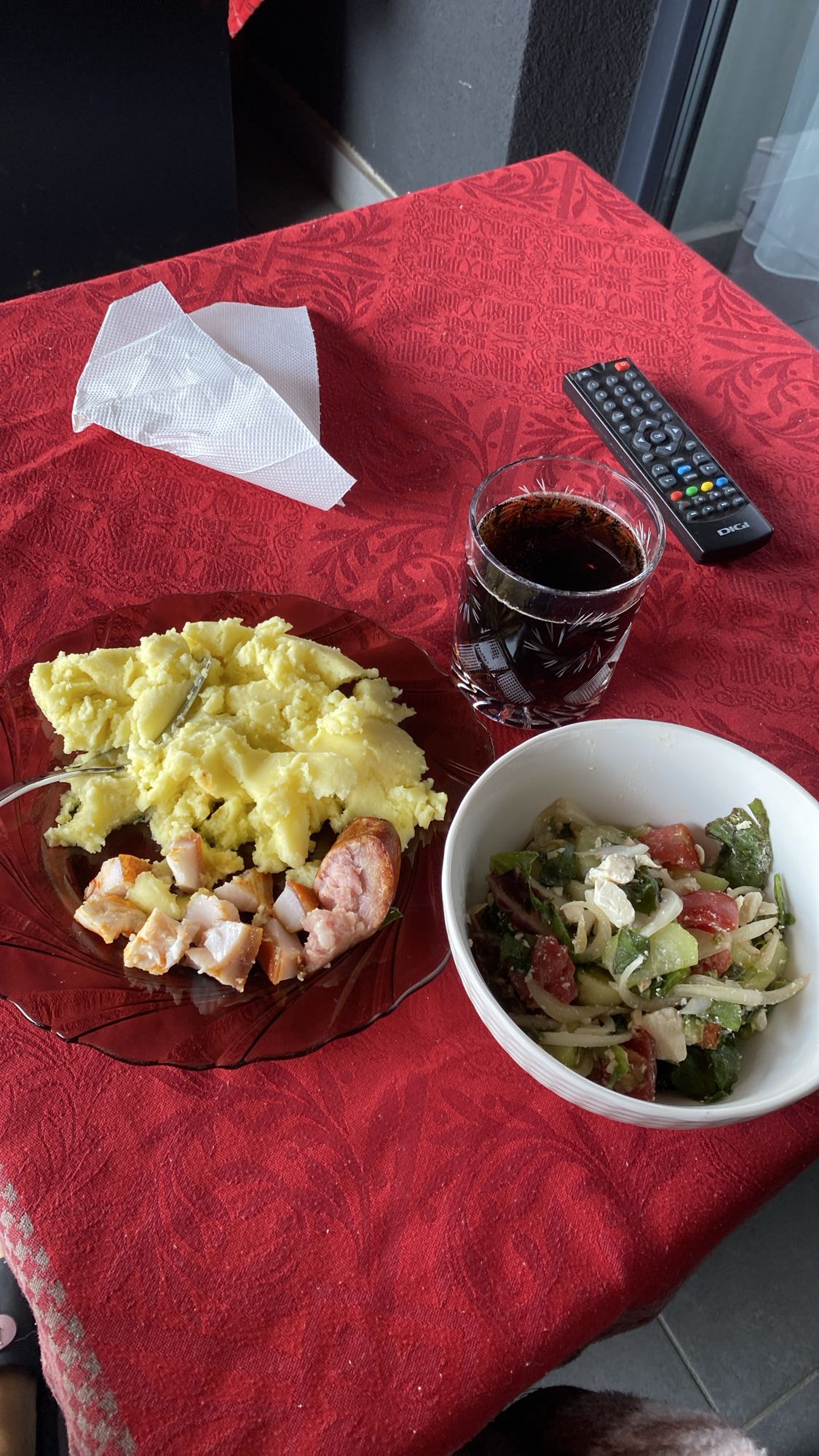 Cartofi piure cu salată și carne