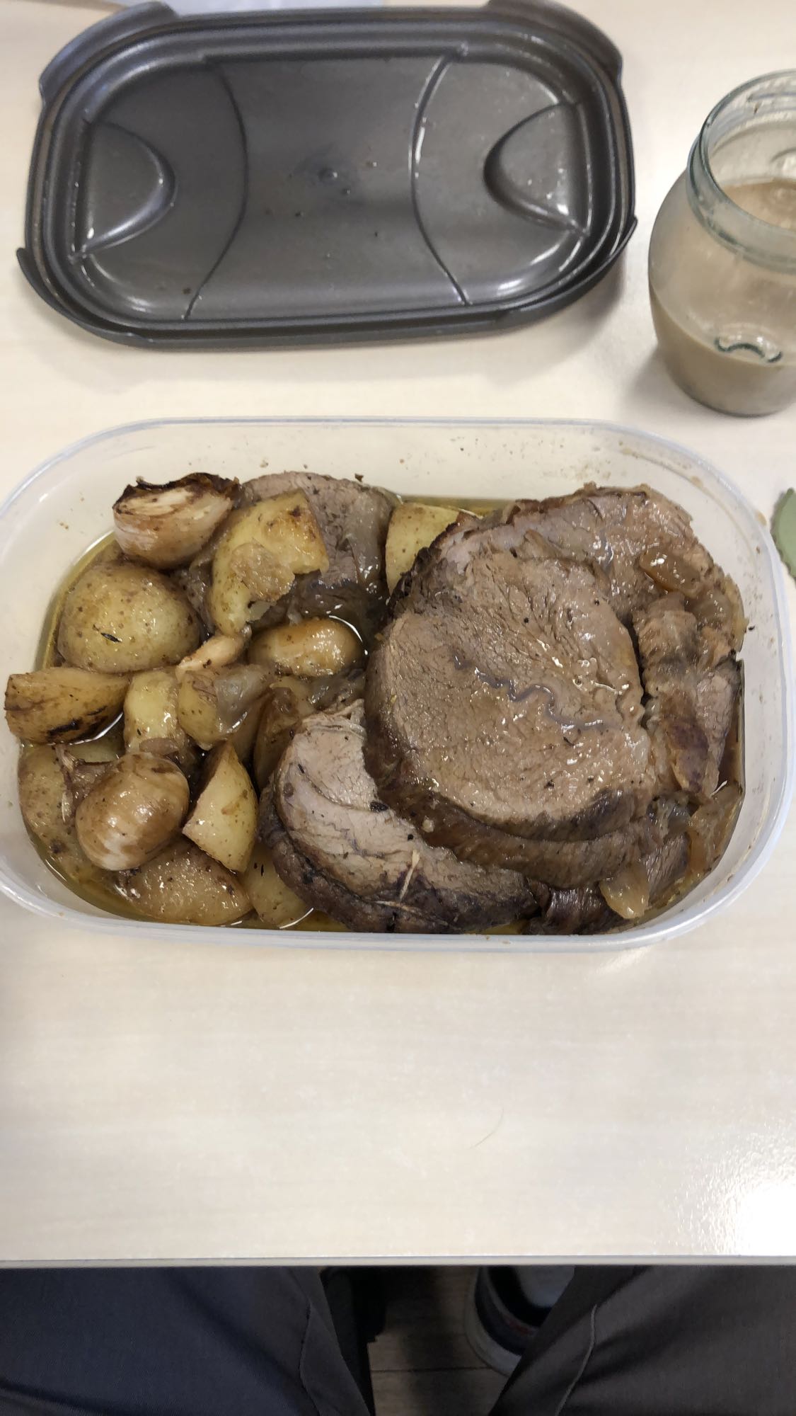 Rôti de boeuf et pommes de terre