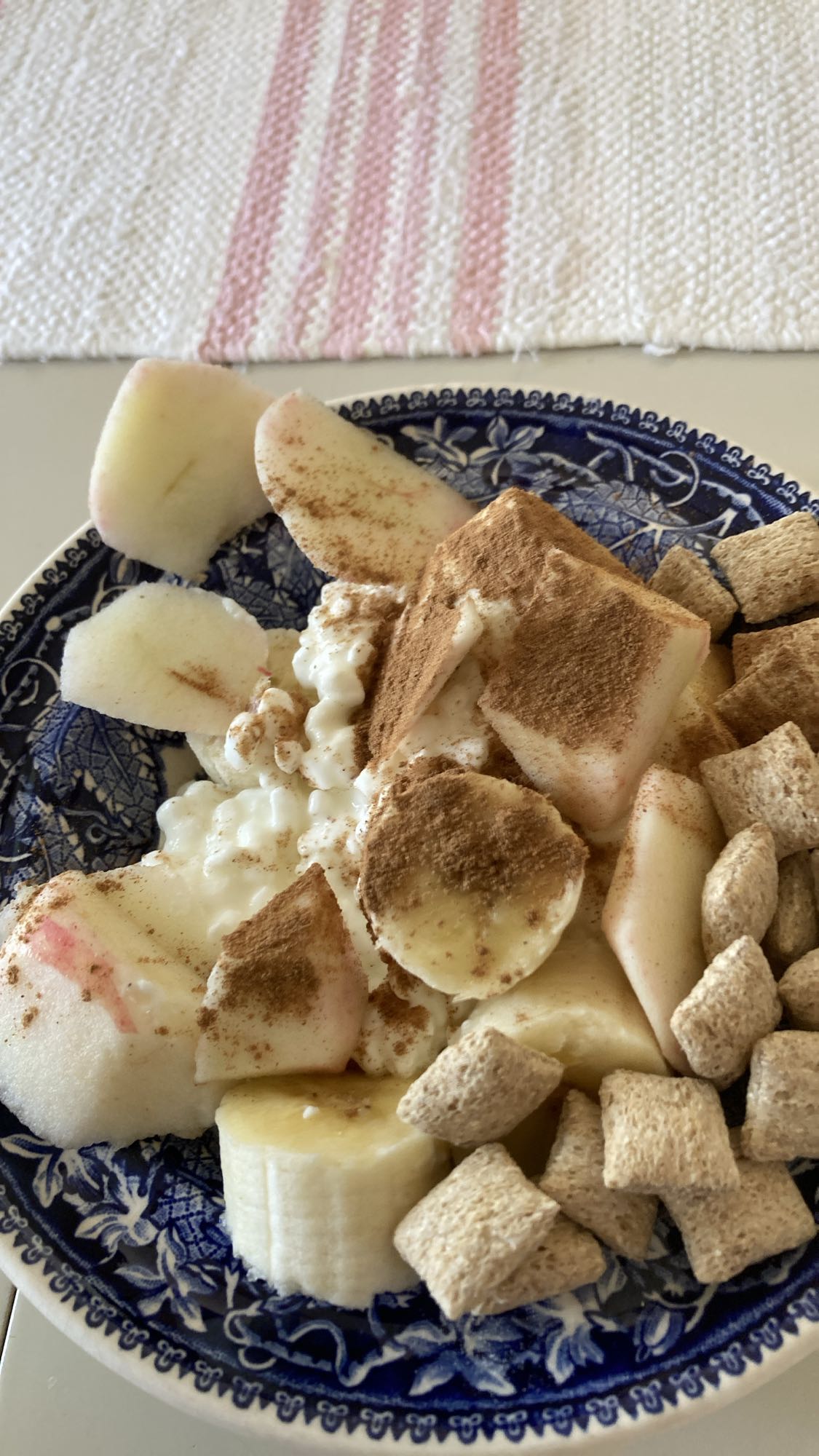 Frukostskål med frukt