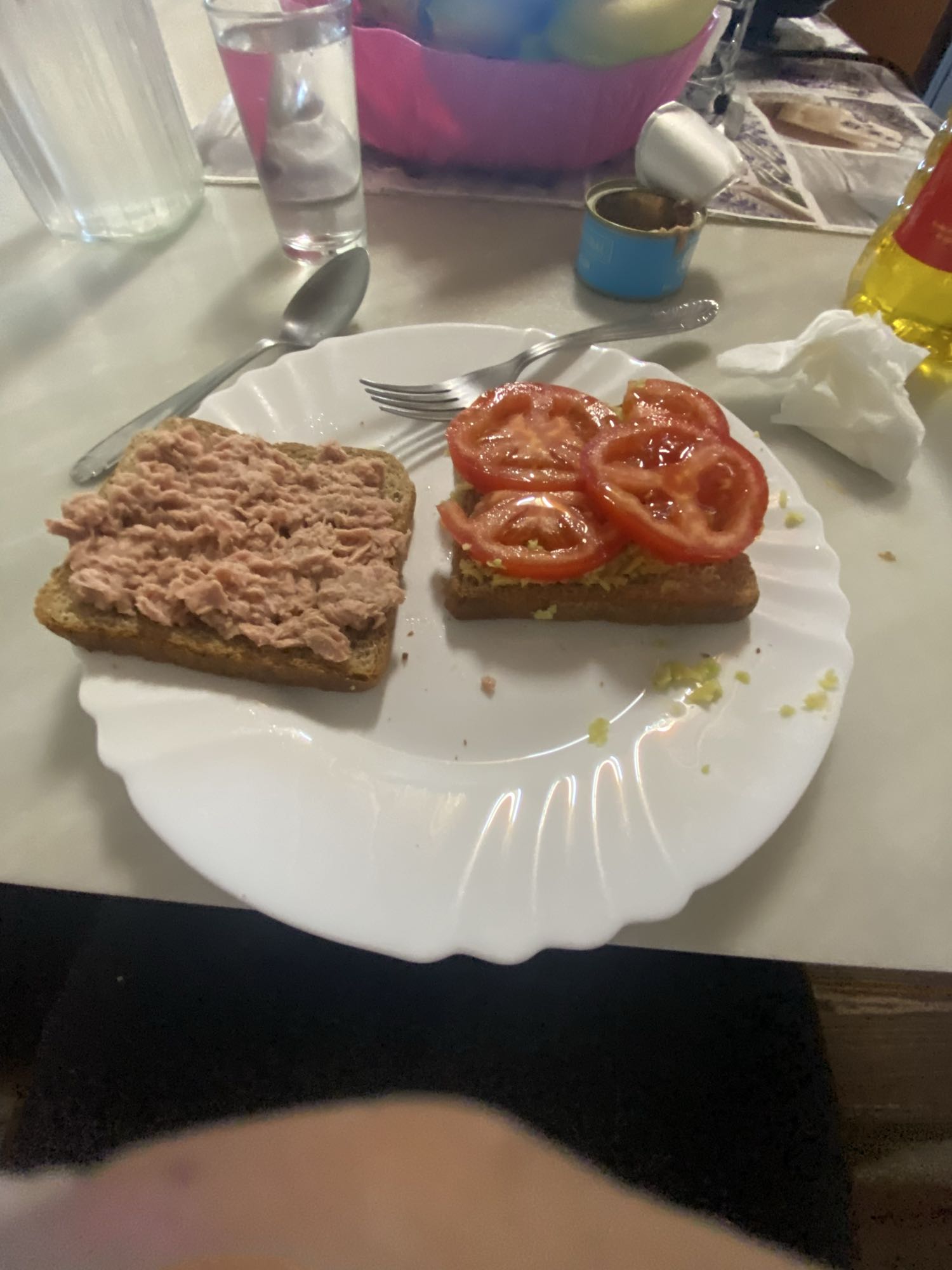 Sándwich de atún y tomate