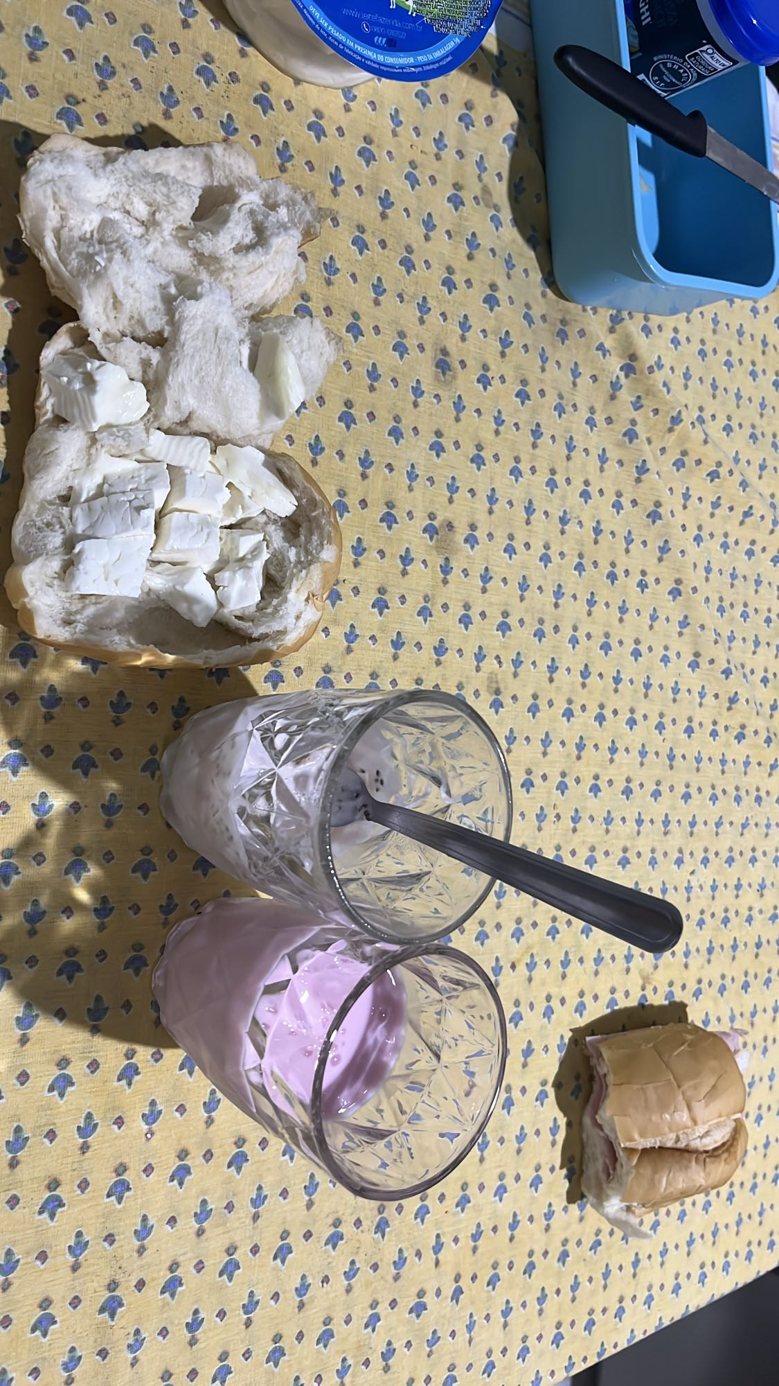 Pão com queijo e iogurte