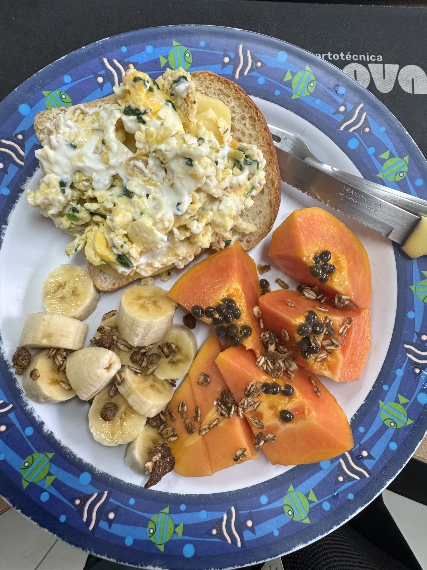 Café com frutas e ovos