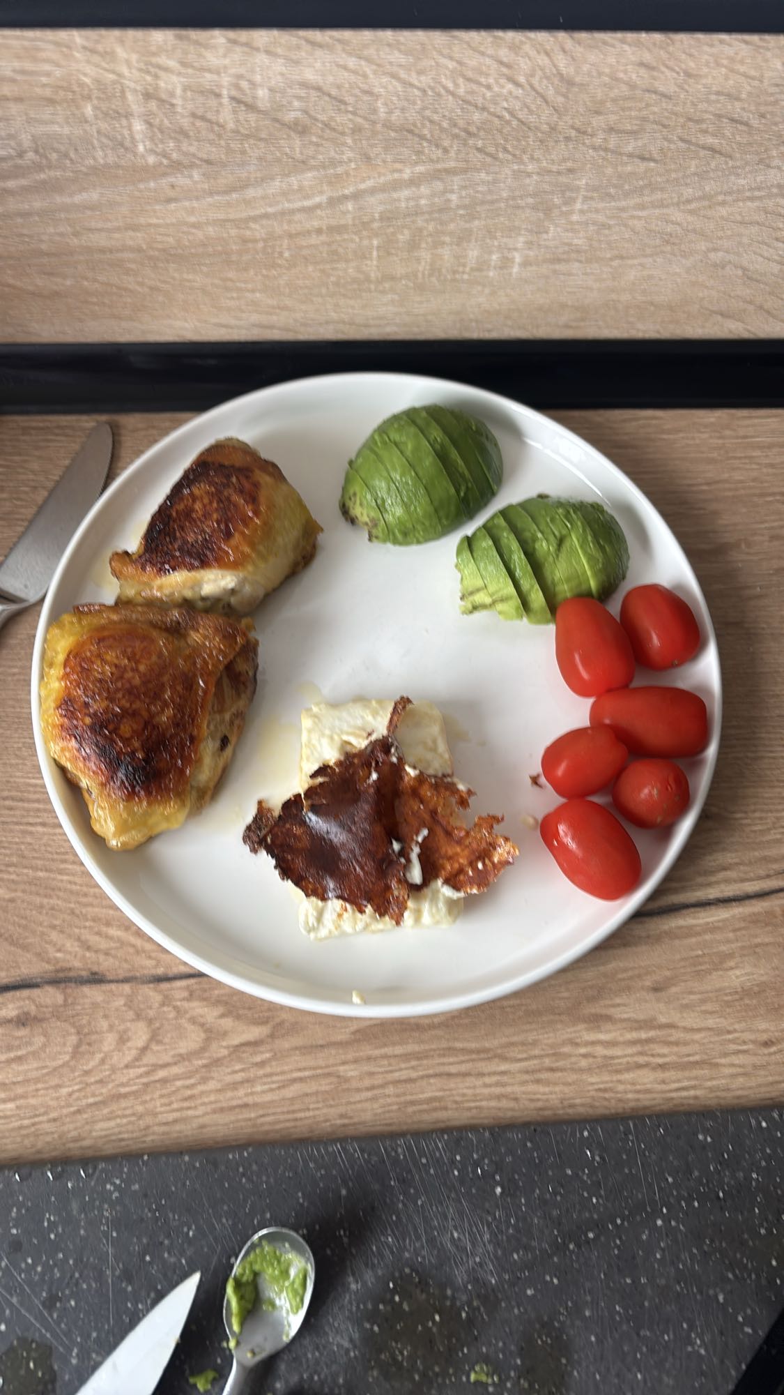 Poulet avocat et tomates