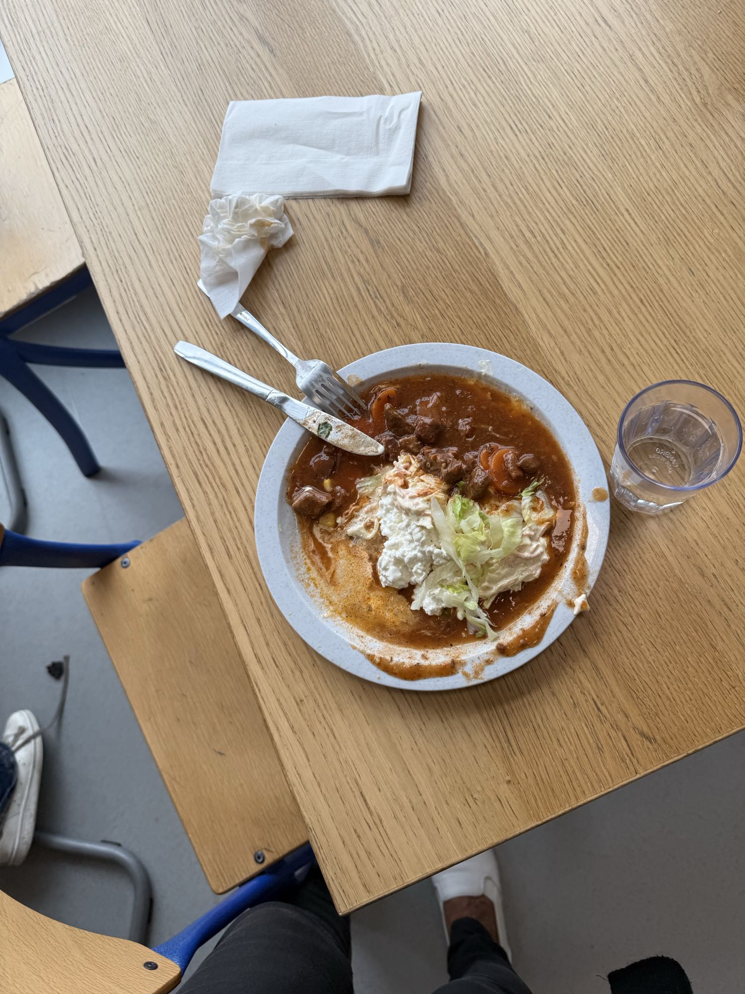 Köttgryta med ris och sallad