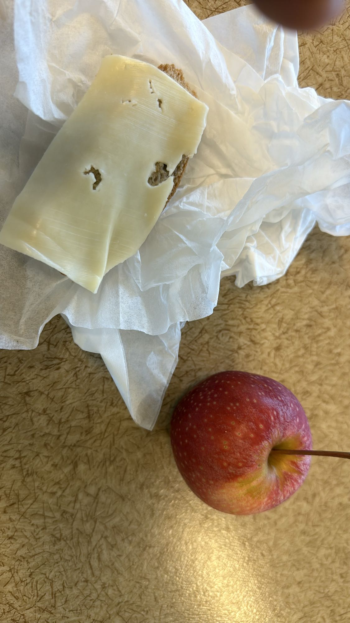 Ostsmörgås och äpple