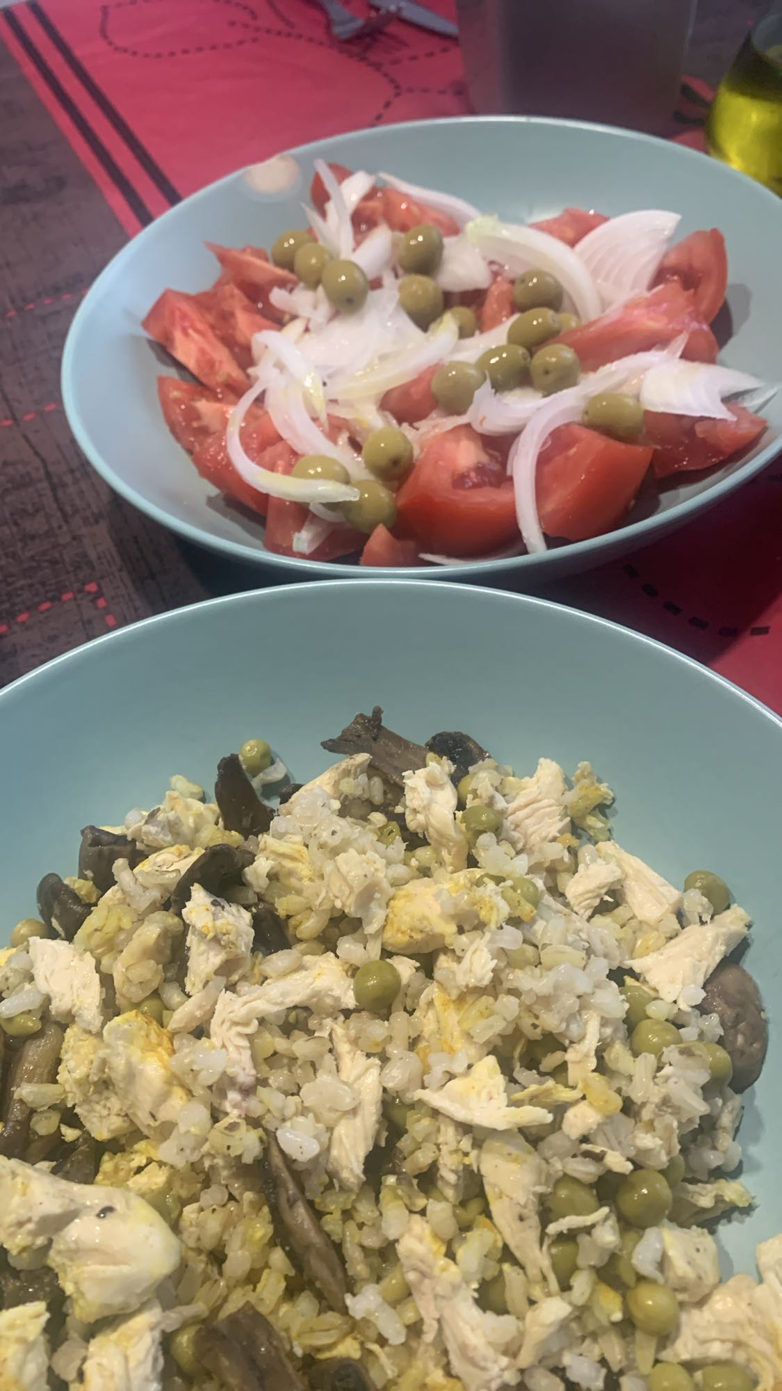 Arroz con pollo y ensalada