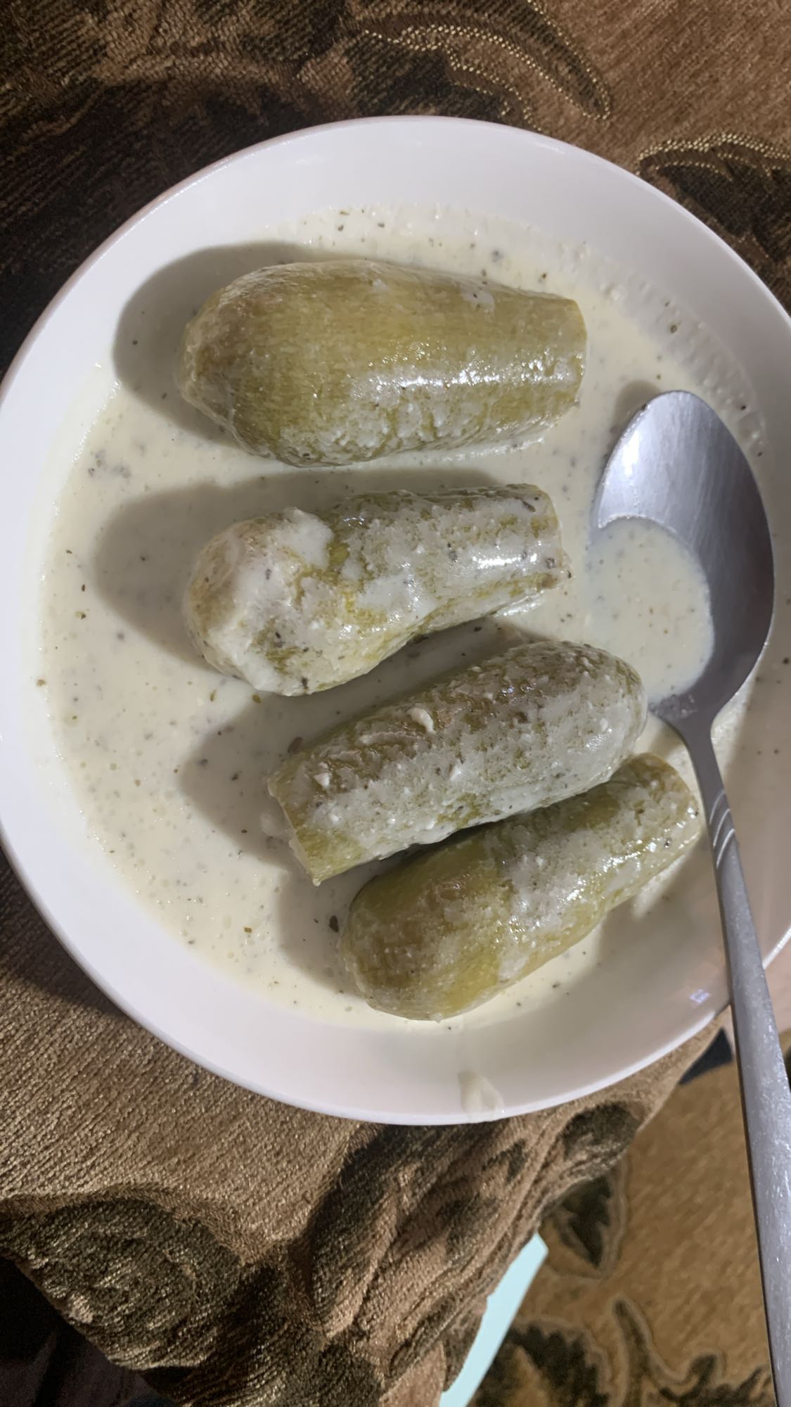 Stuffed zucchini in yogurt