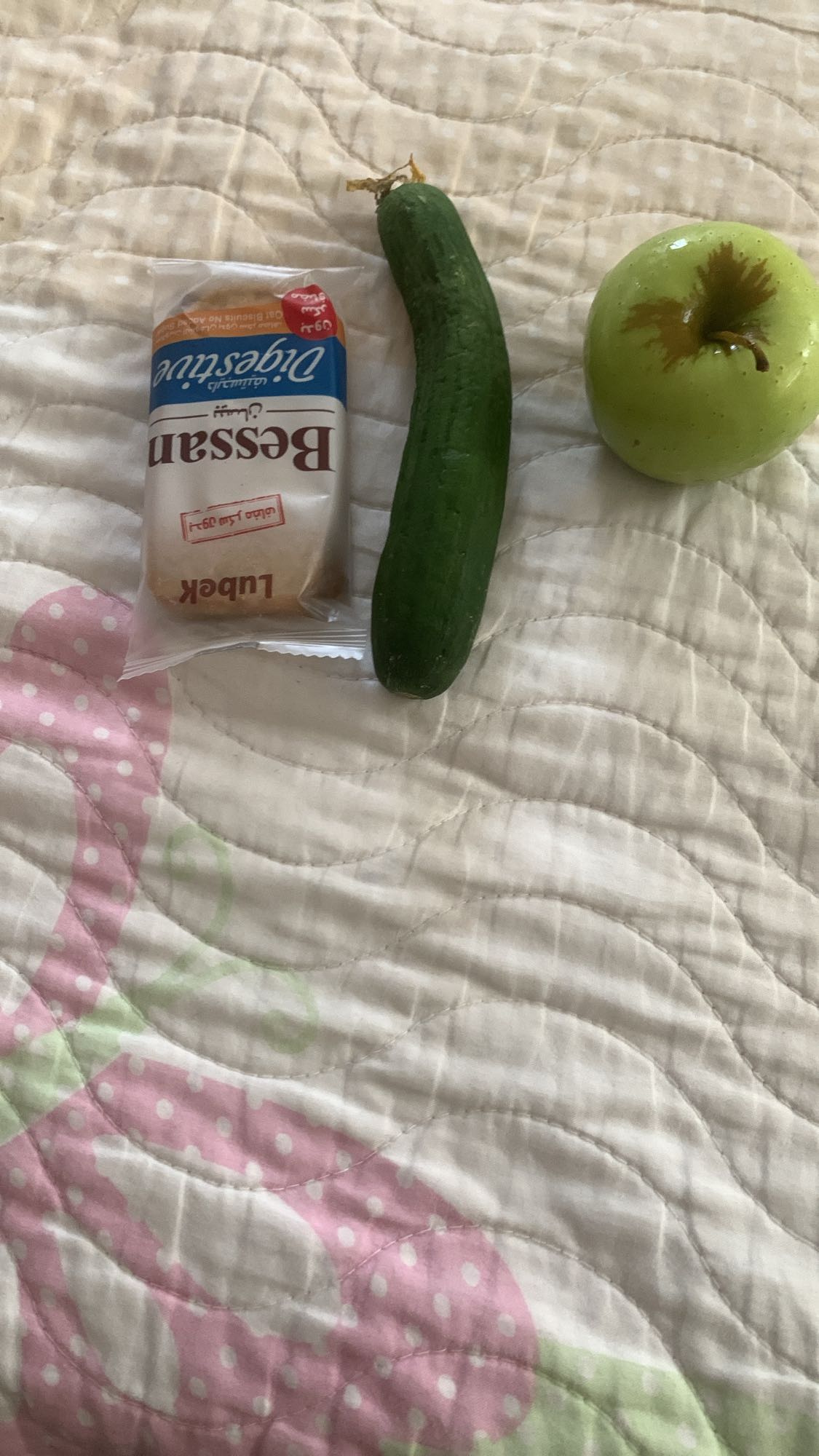 تفاحة وخيار وبسكويت