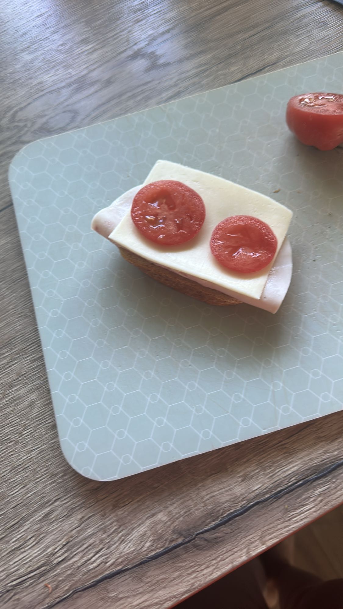 kanapka z serem i pomidorem