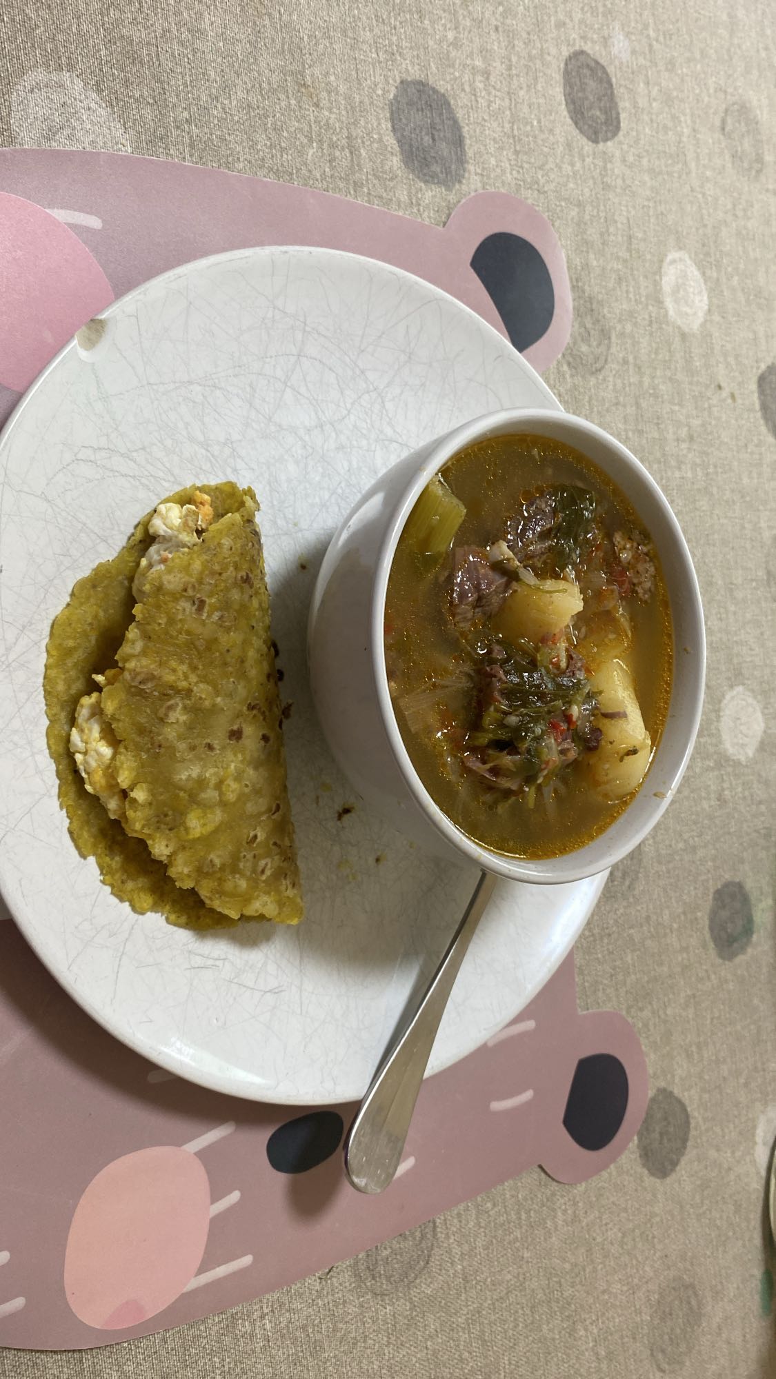 Tortilla de plátano verde con huevo, yuca y arroz blanco