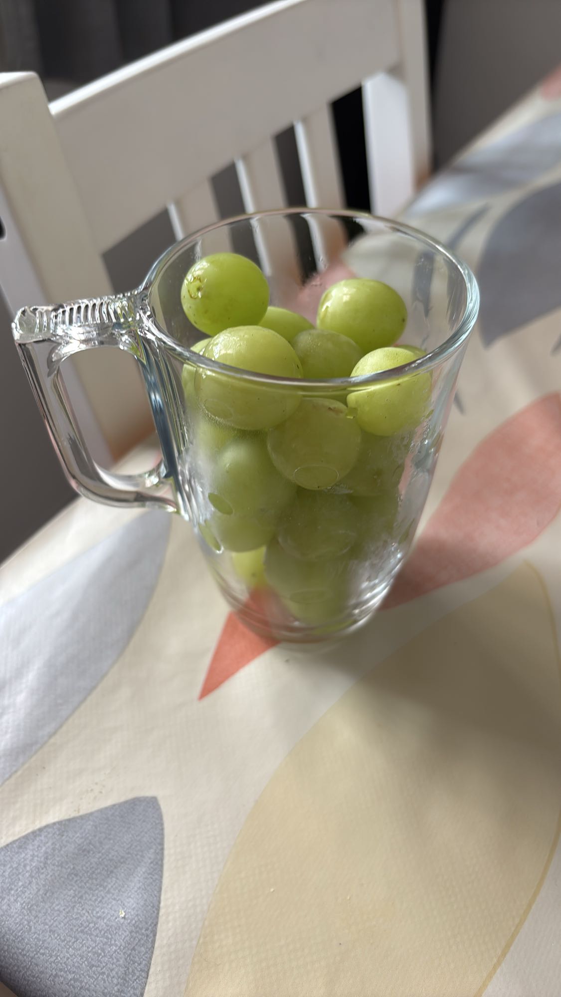uvas verdes en taza