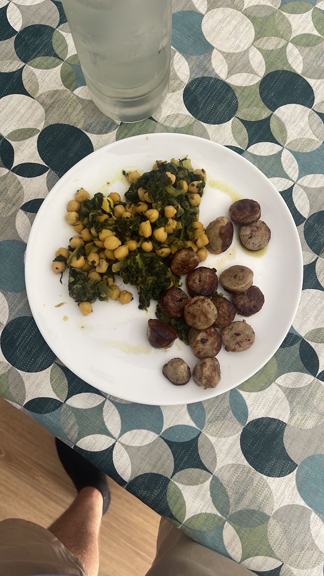 Garbanzos con espinaca y salchicha