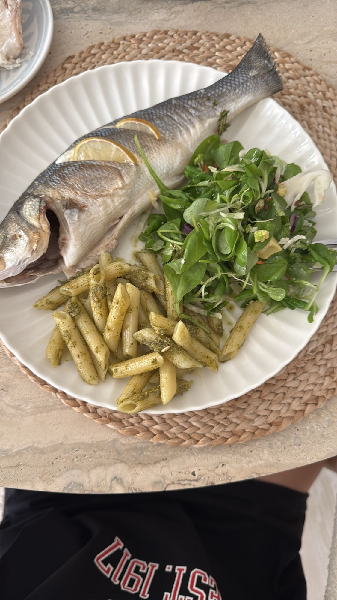 рыба с пастой и салатом