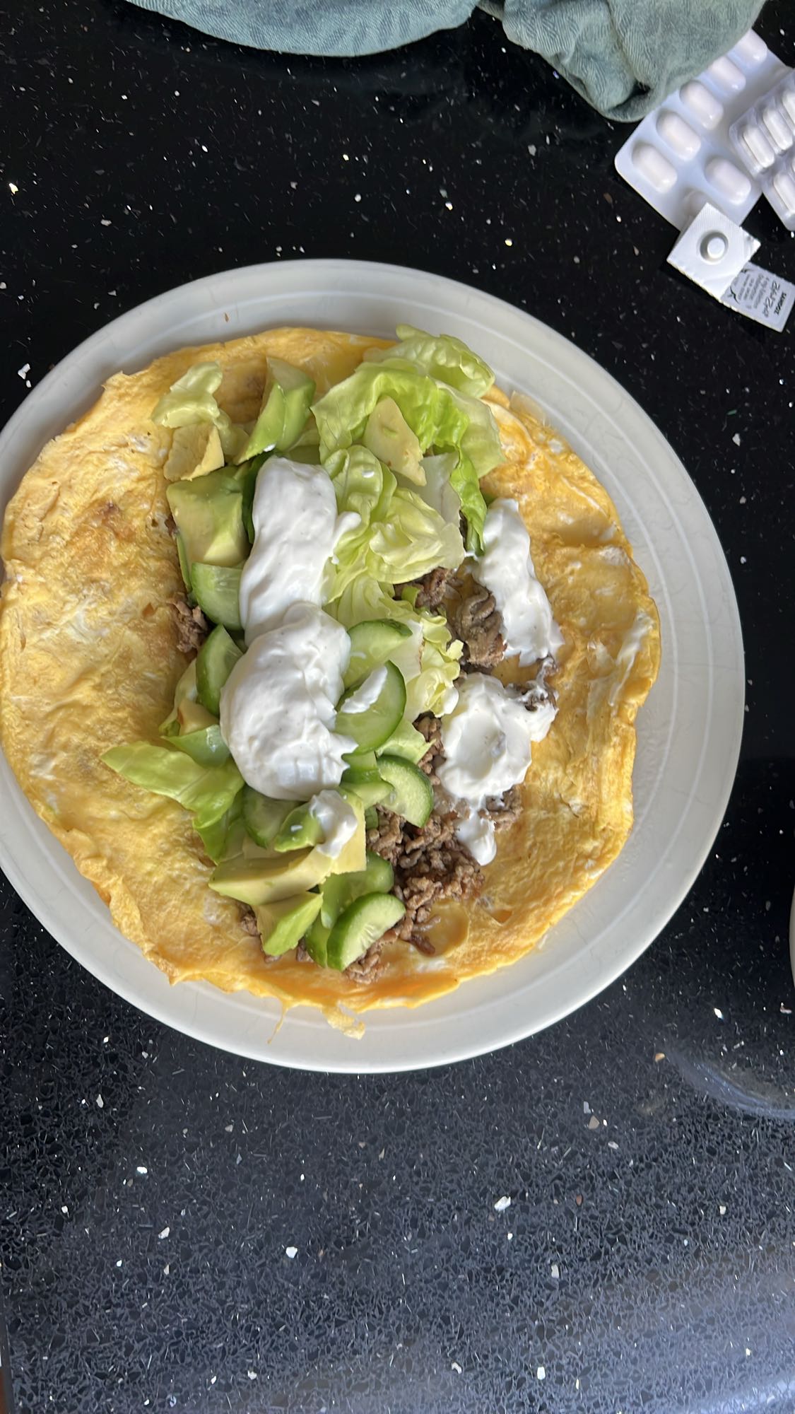 omlet z warzywami i mięsem