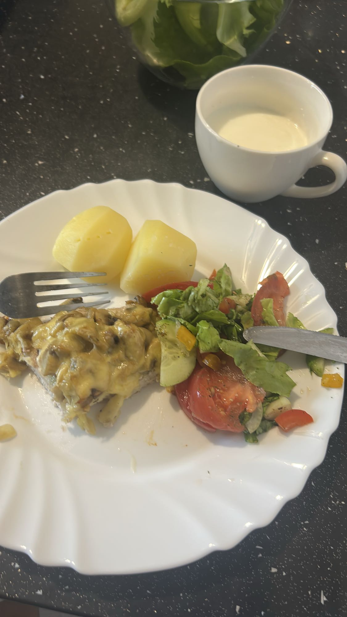 Ziemniaki z kurczakiem i sałatką