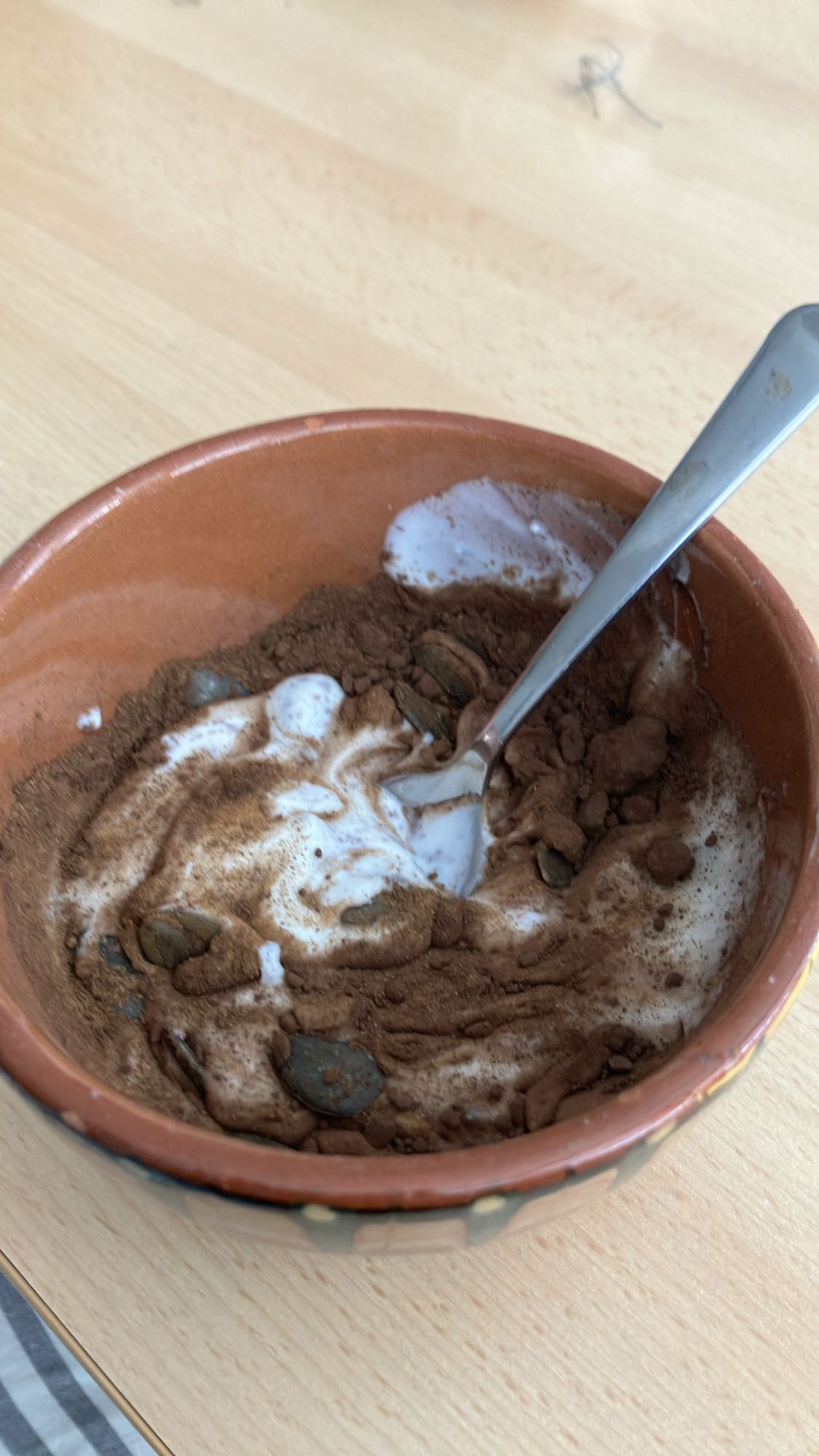 Iogurte com cacau e sementes