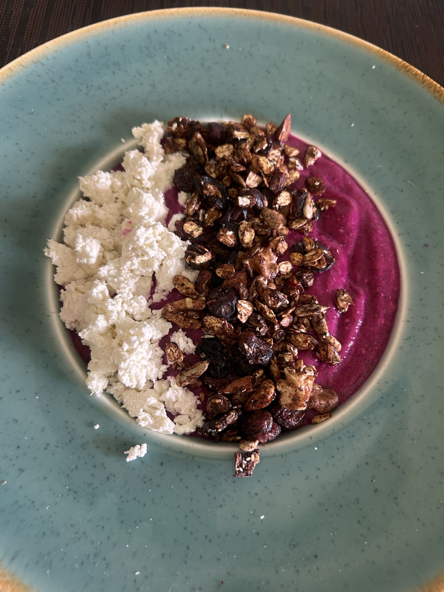 Dragon fruit smoothie bowl
