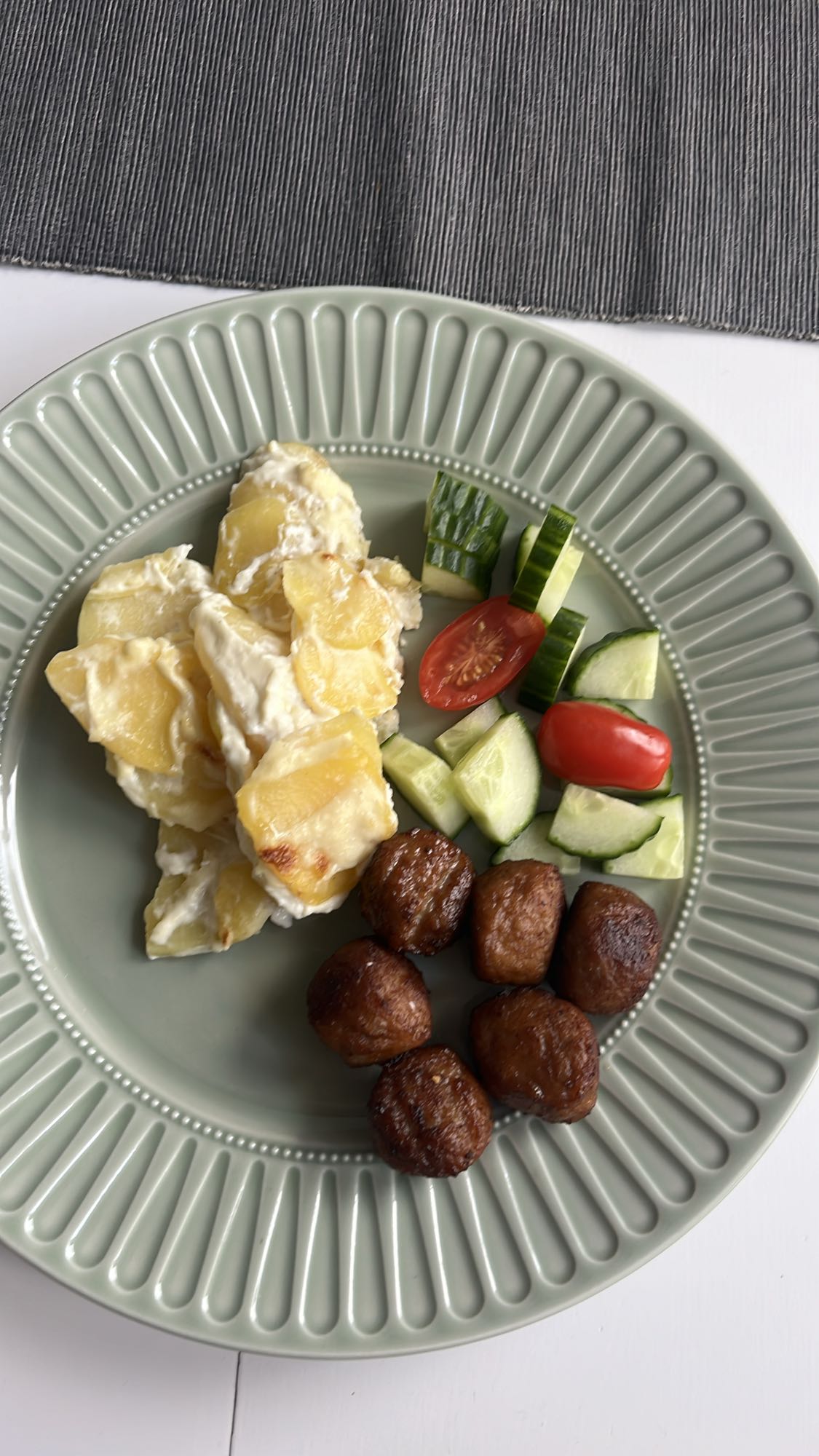 Köttbullar med potatisgratäng