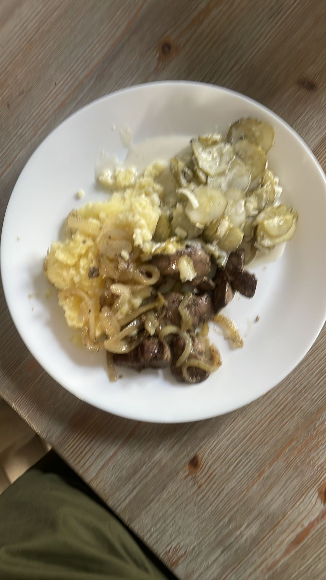 Wątróbka z cebulą i sałatką