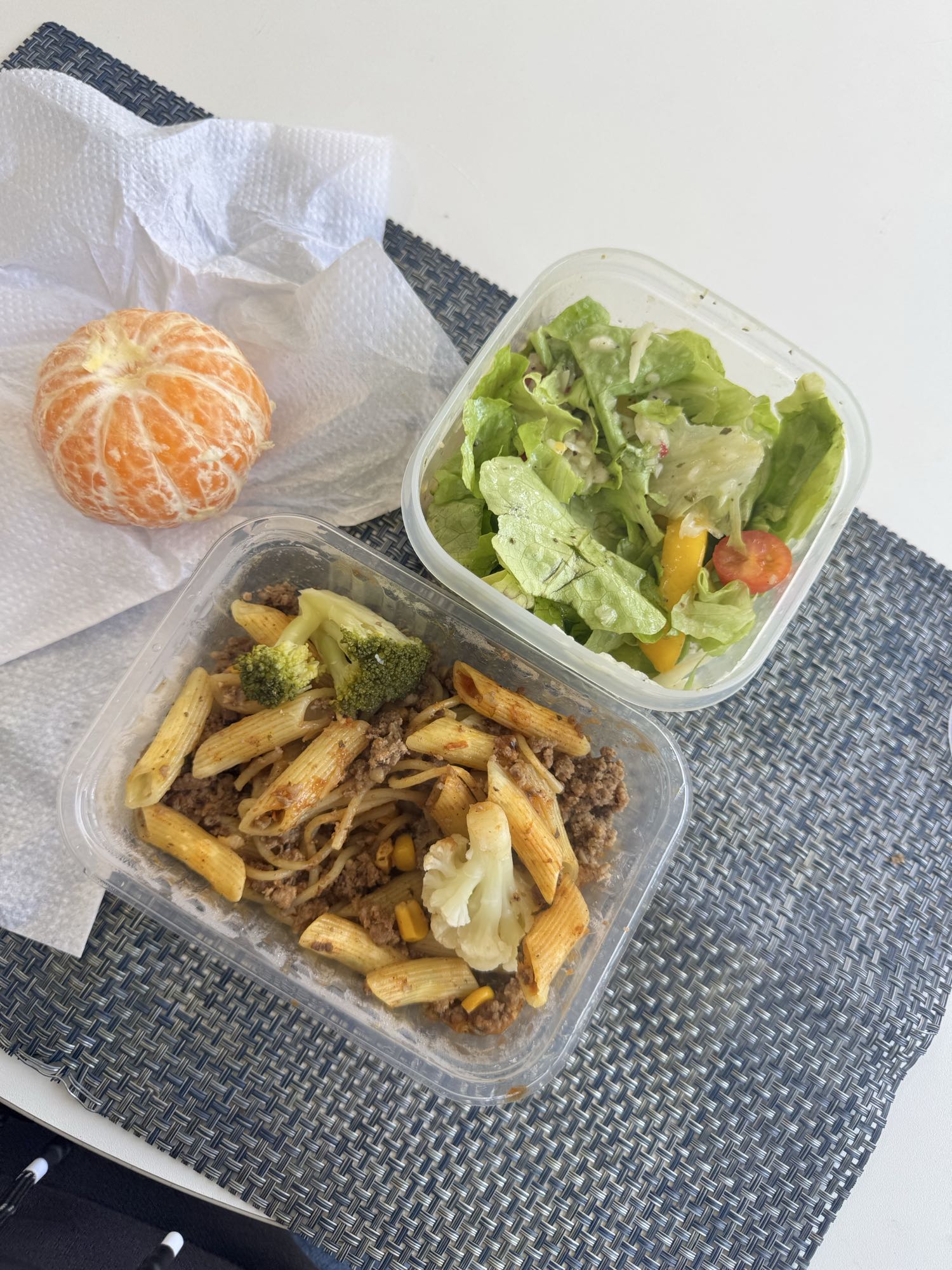 Macarrão com salada e fruta