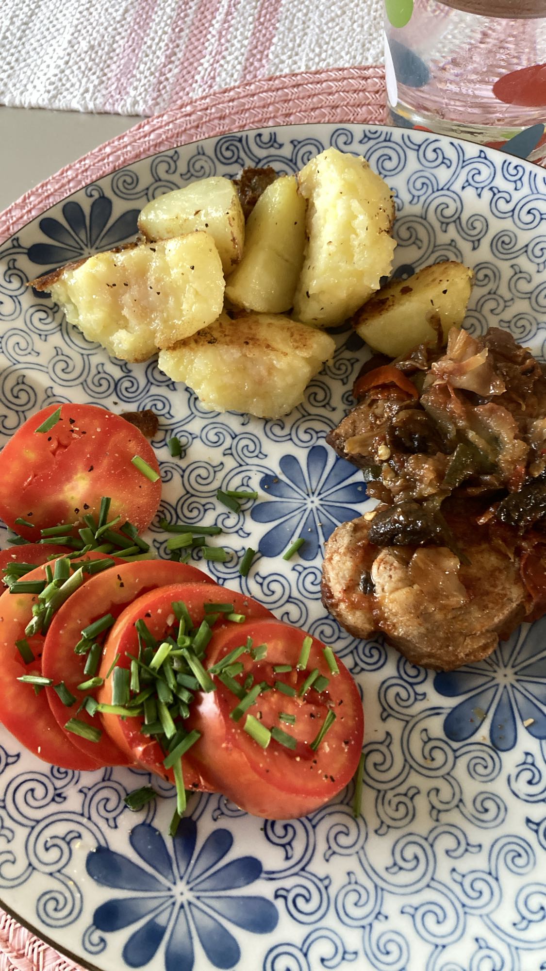 Kött med potatis och tomat