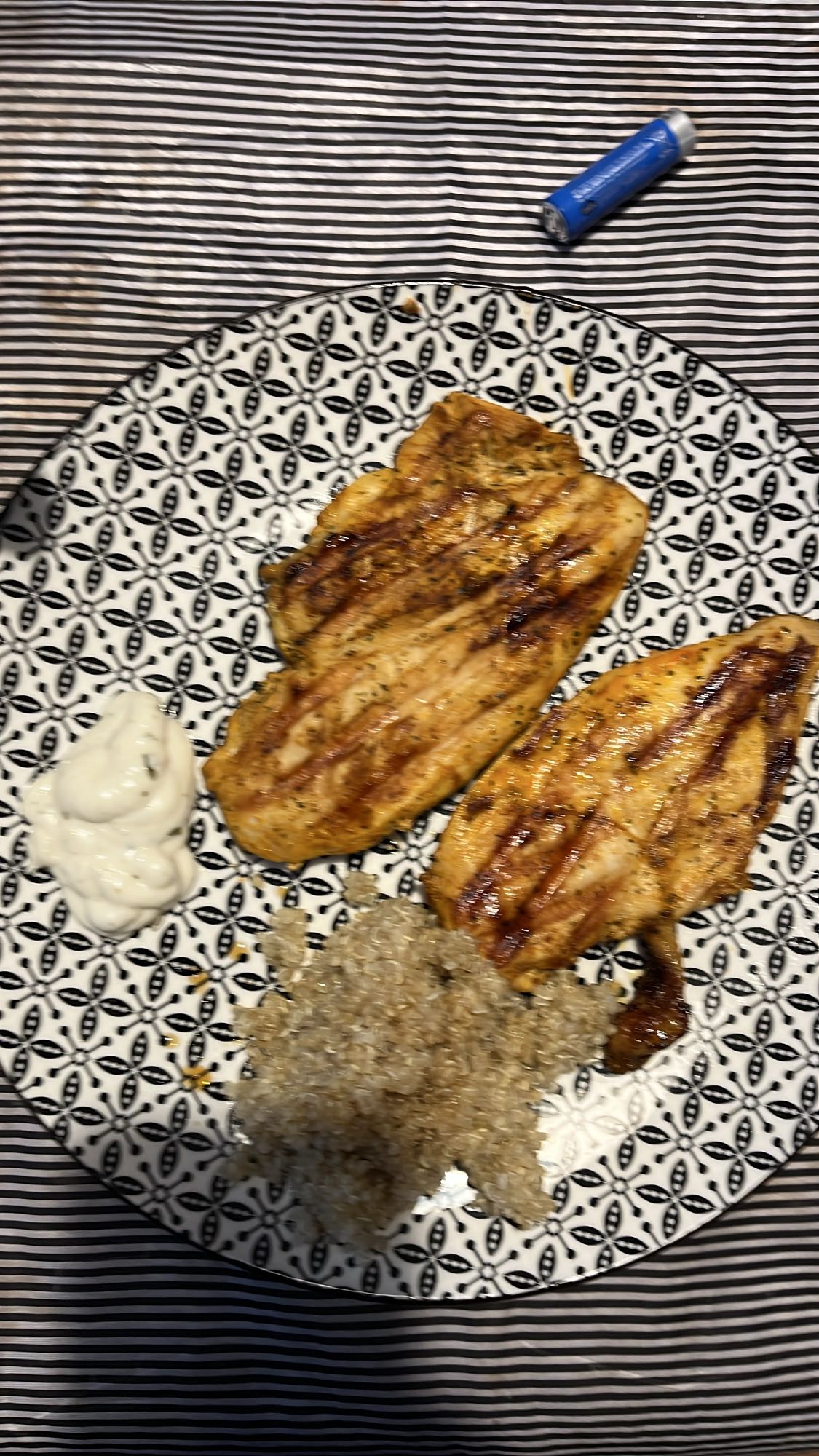 Пилешко с киноа и сос