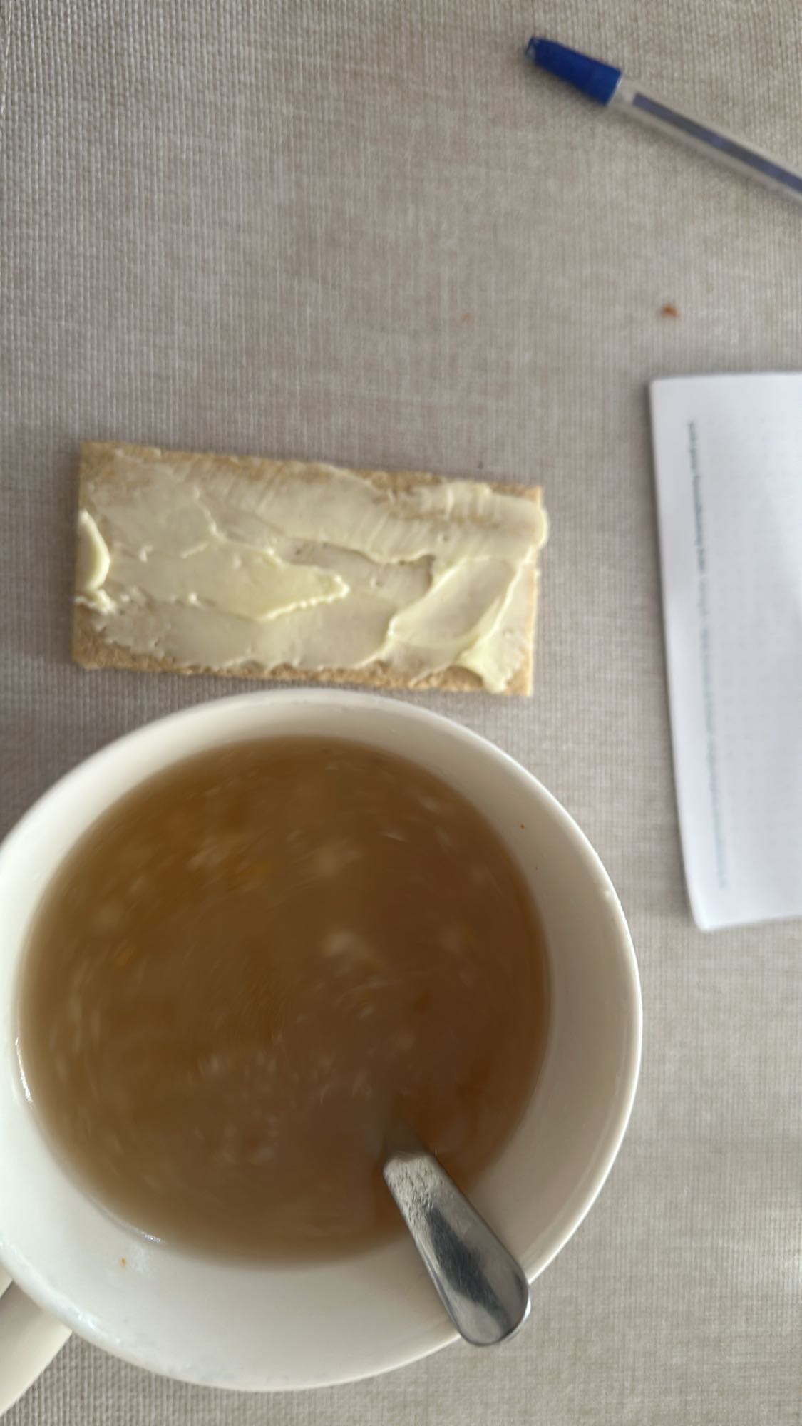 Zupa i chleb z masłem