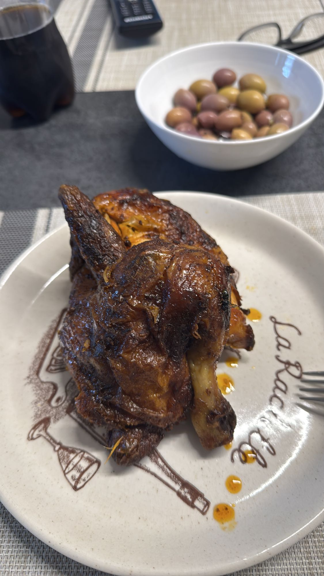 Pollo asado con aceitunas