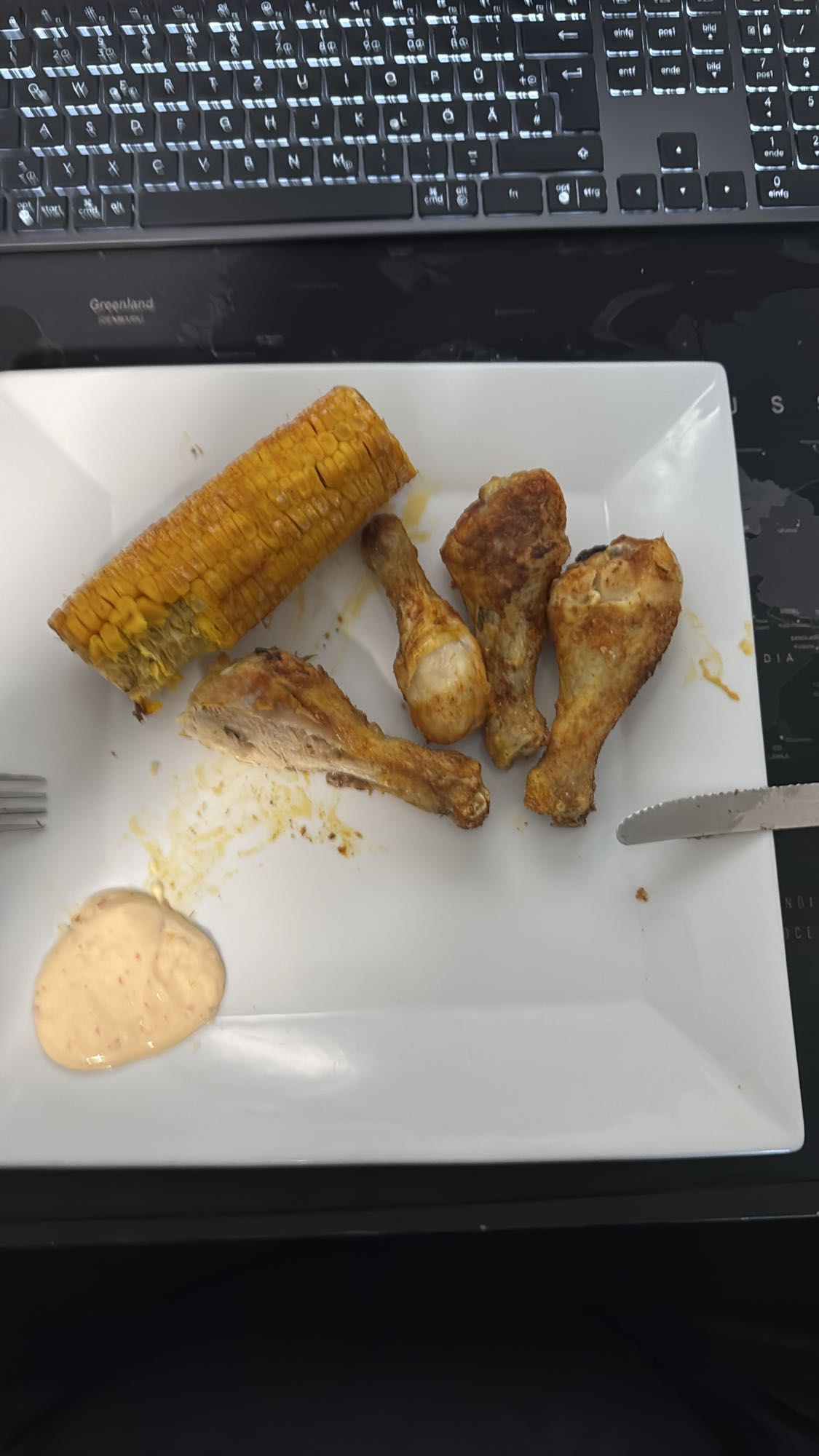 8 Hühnchenschenkel mit 2 Maiskolben