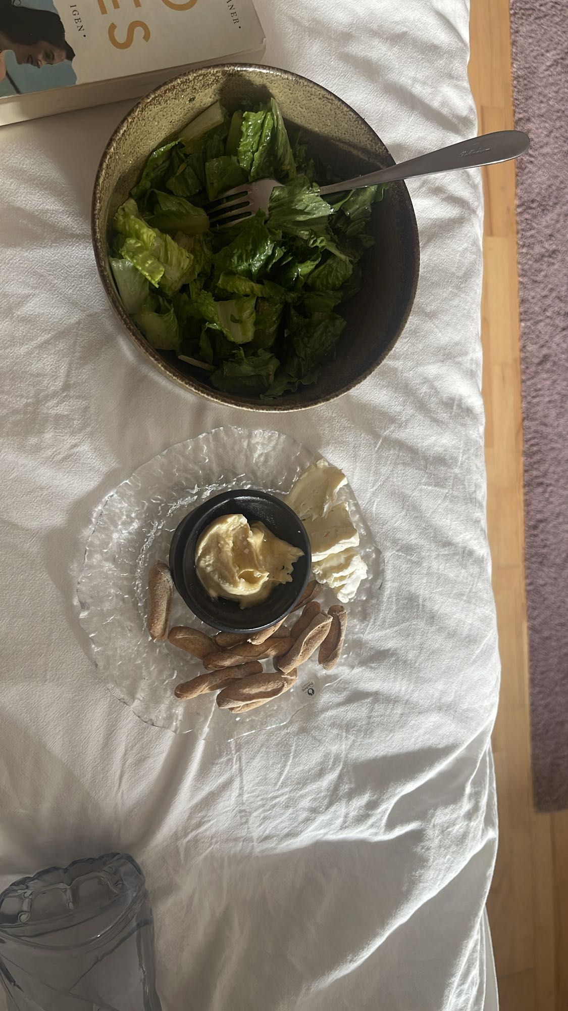 Grön sallad med snacks