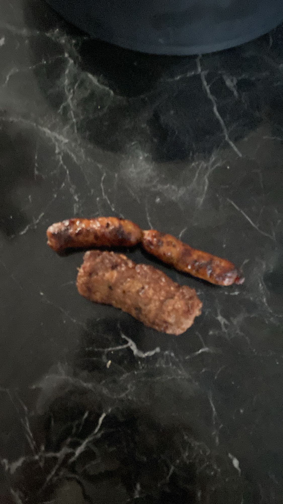 Cârnați și mici la grătar