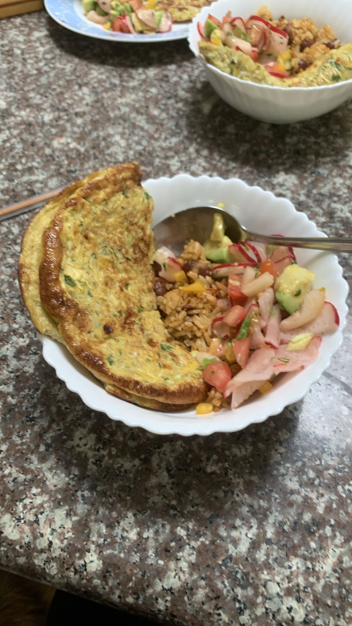 Tortilla con arroz y ensalada