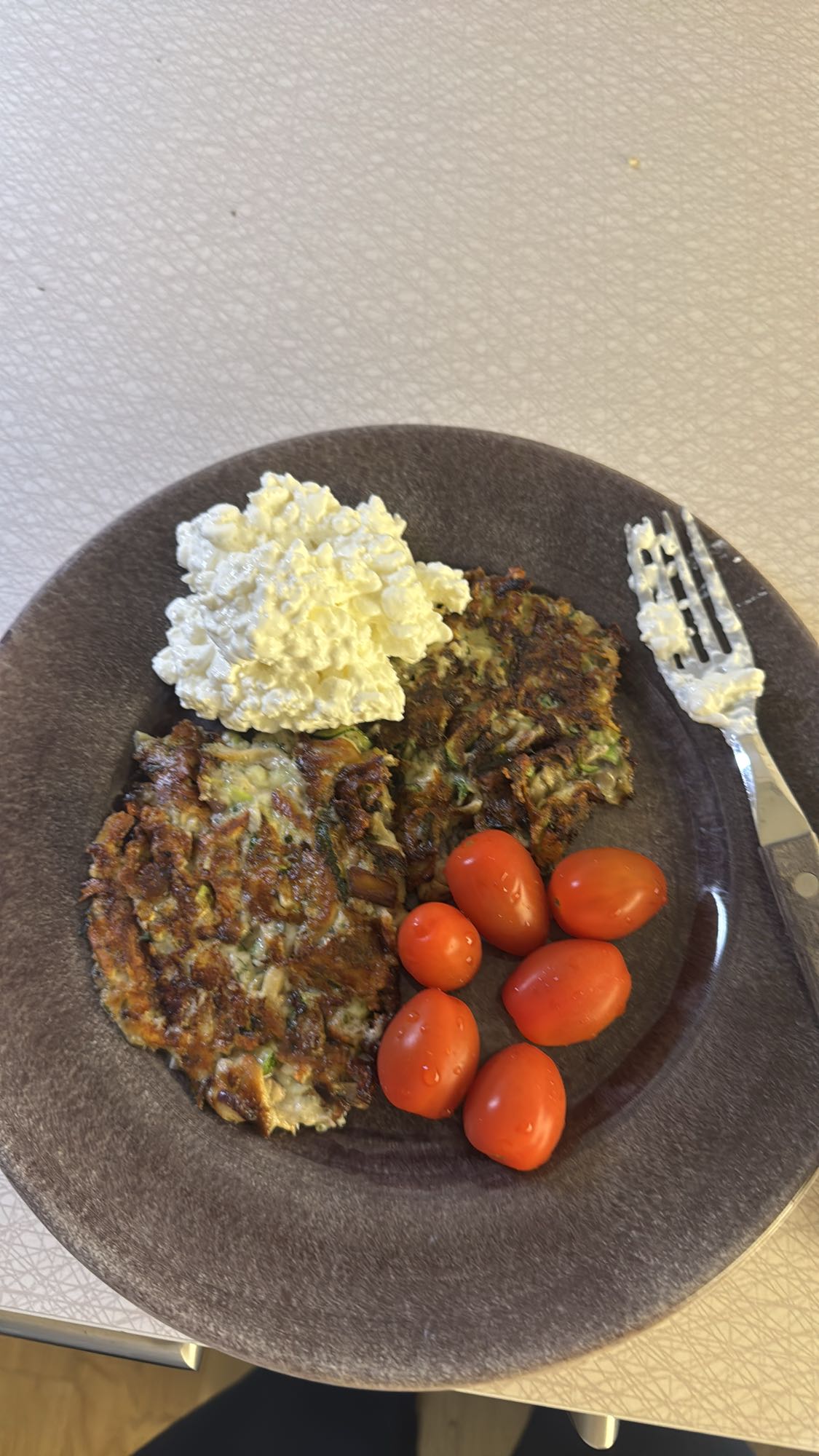 Zucchiniplättar med keso