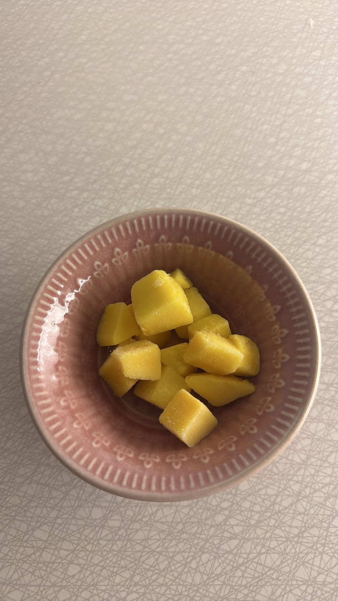 Fryst mango i skål