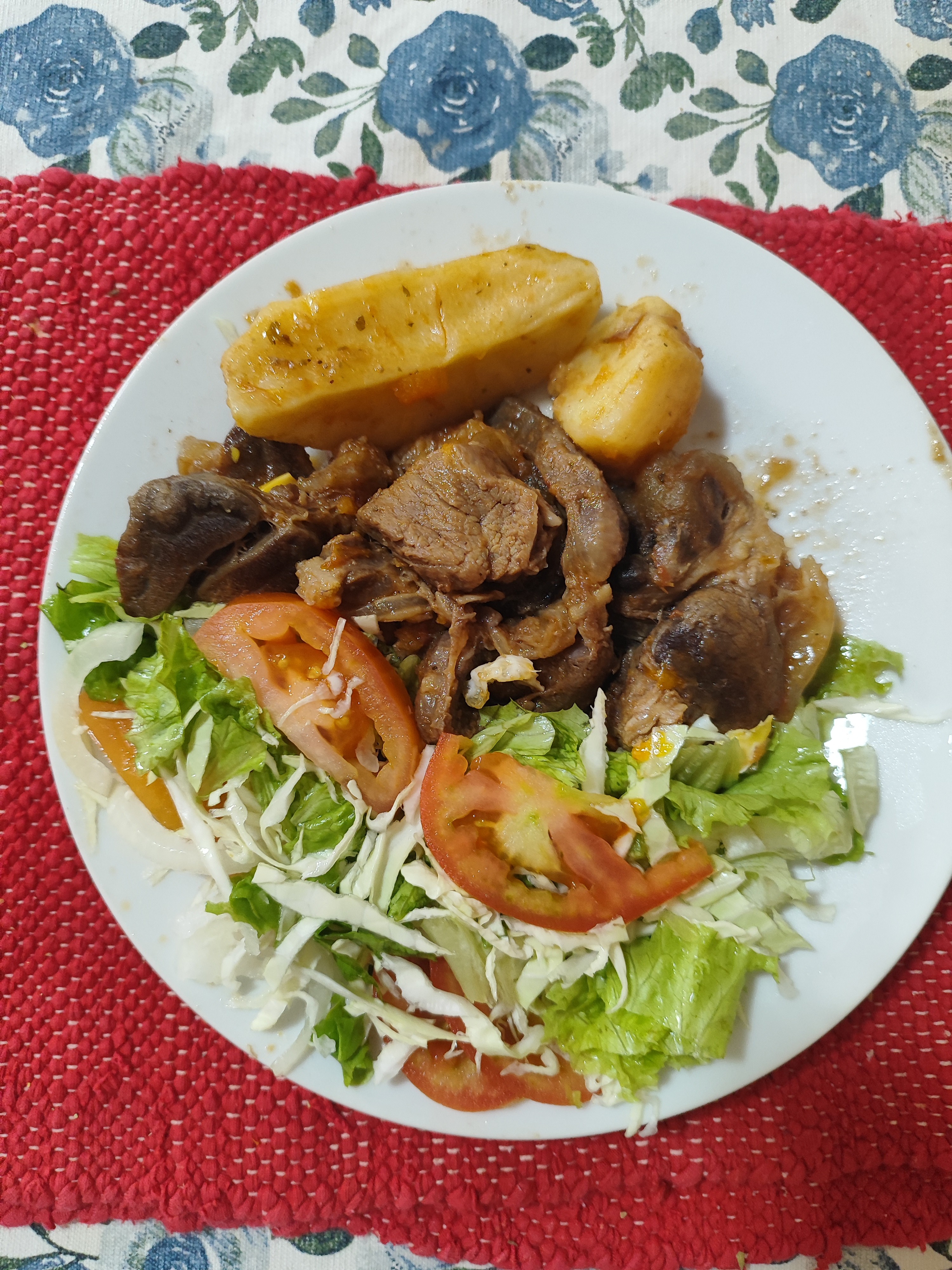 Carne con ensalada y plátano