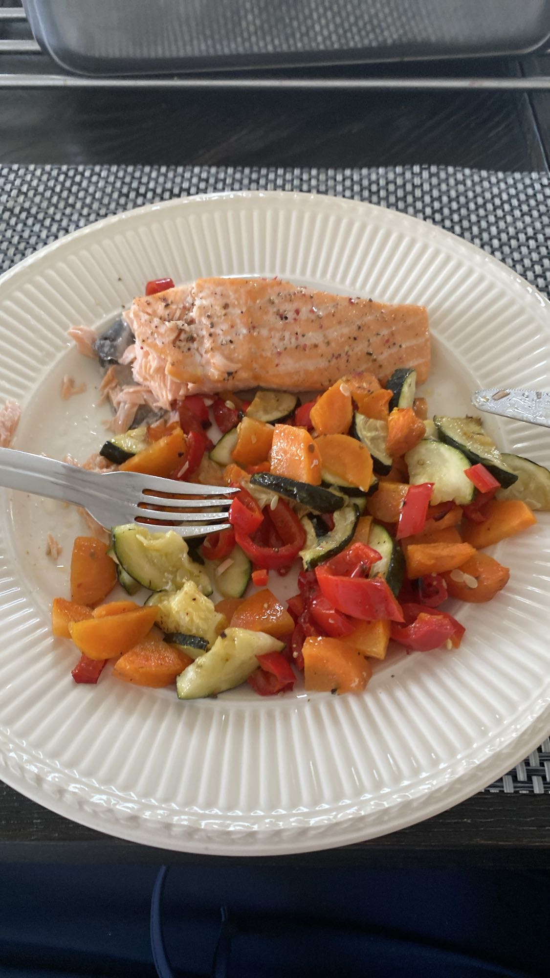 Zalm met geroosterde groenten