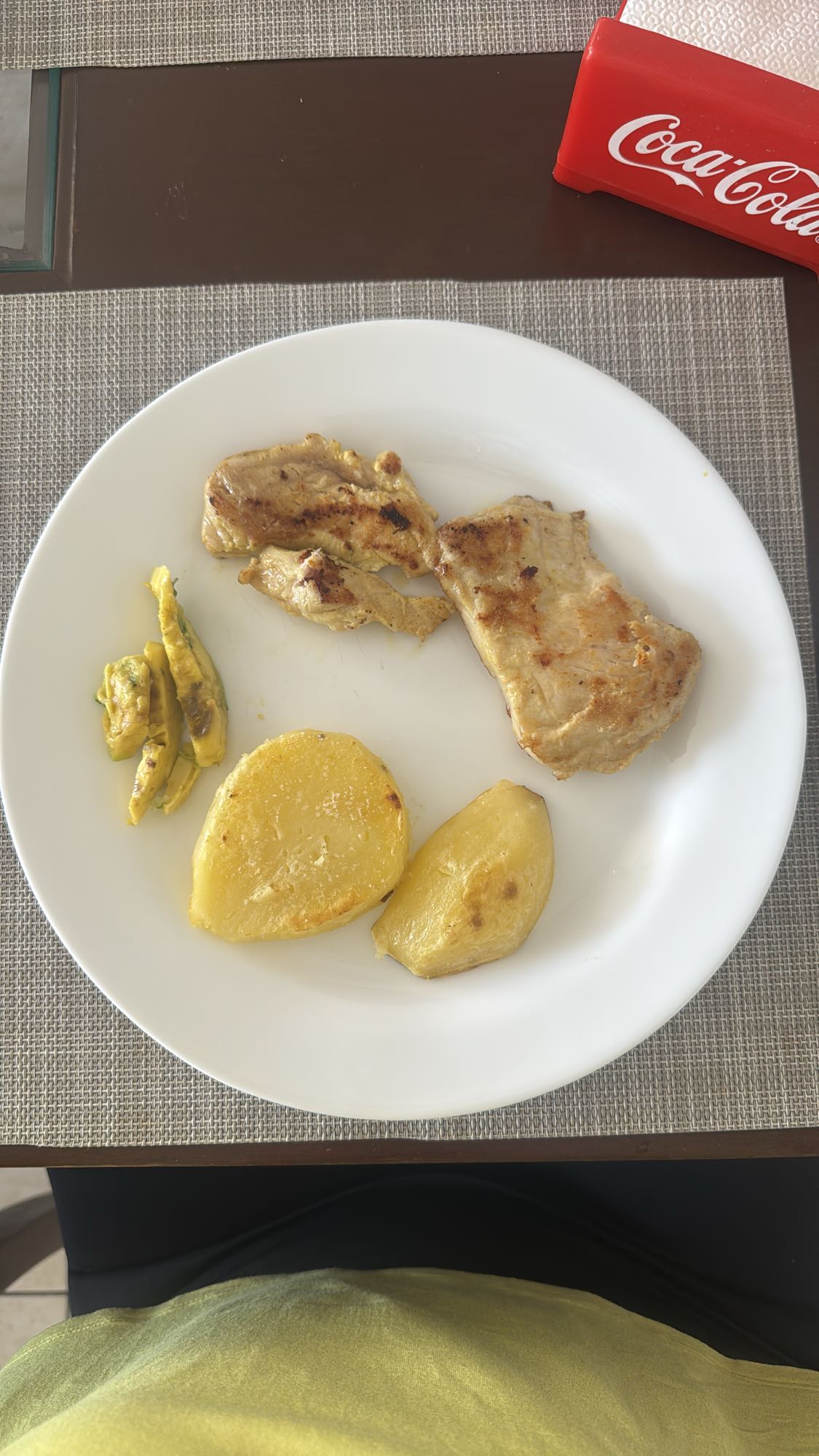 Pollo con papas y aguacate