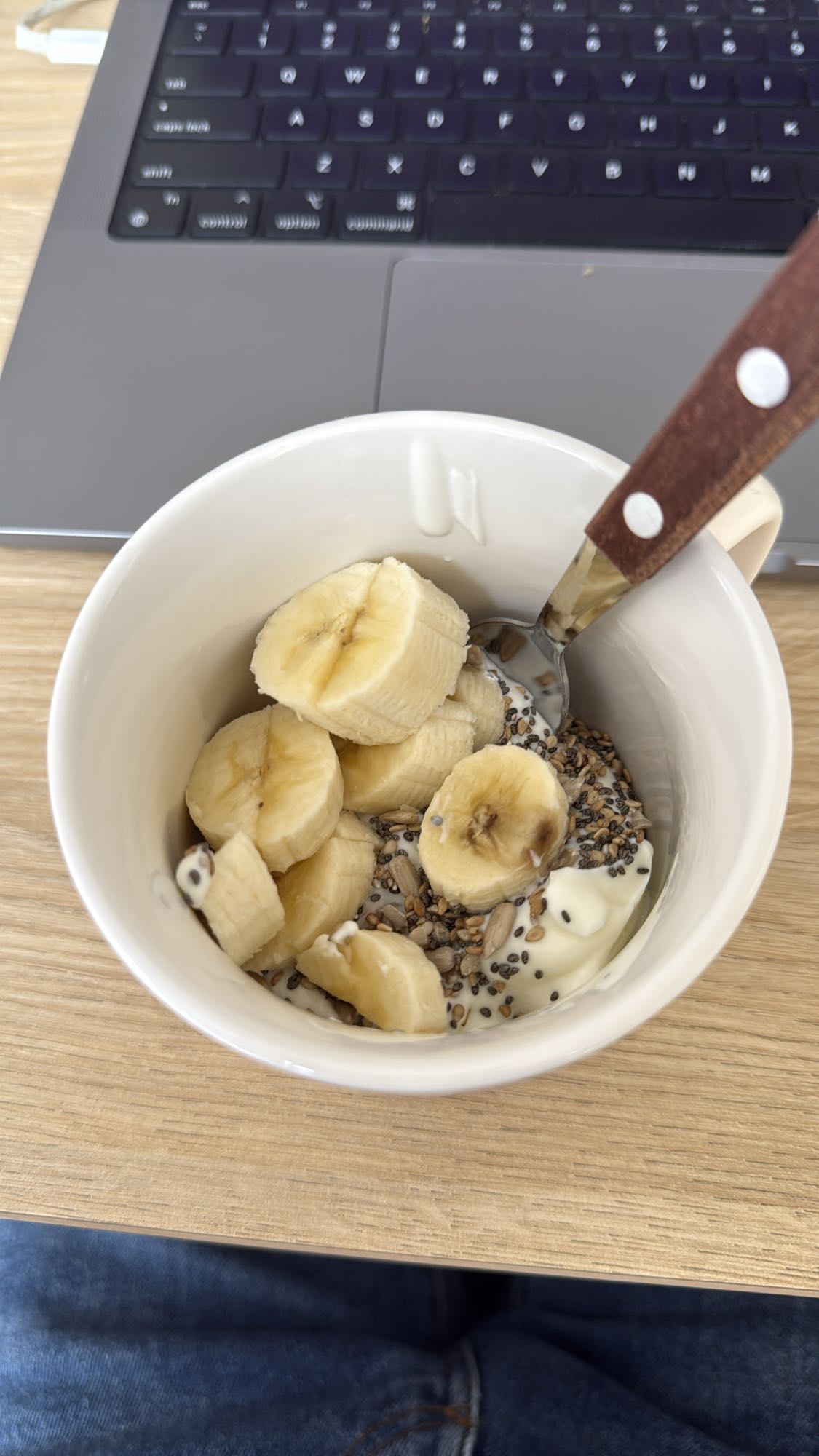 yogur con plátano y semillas