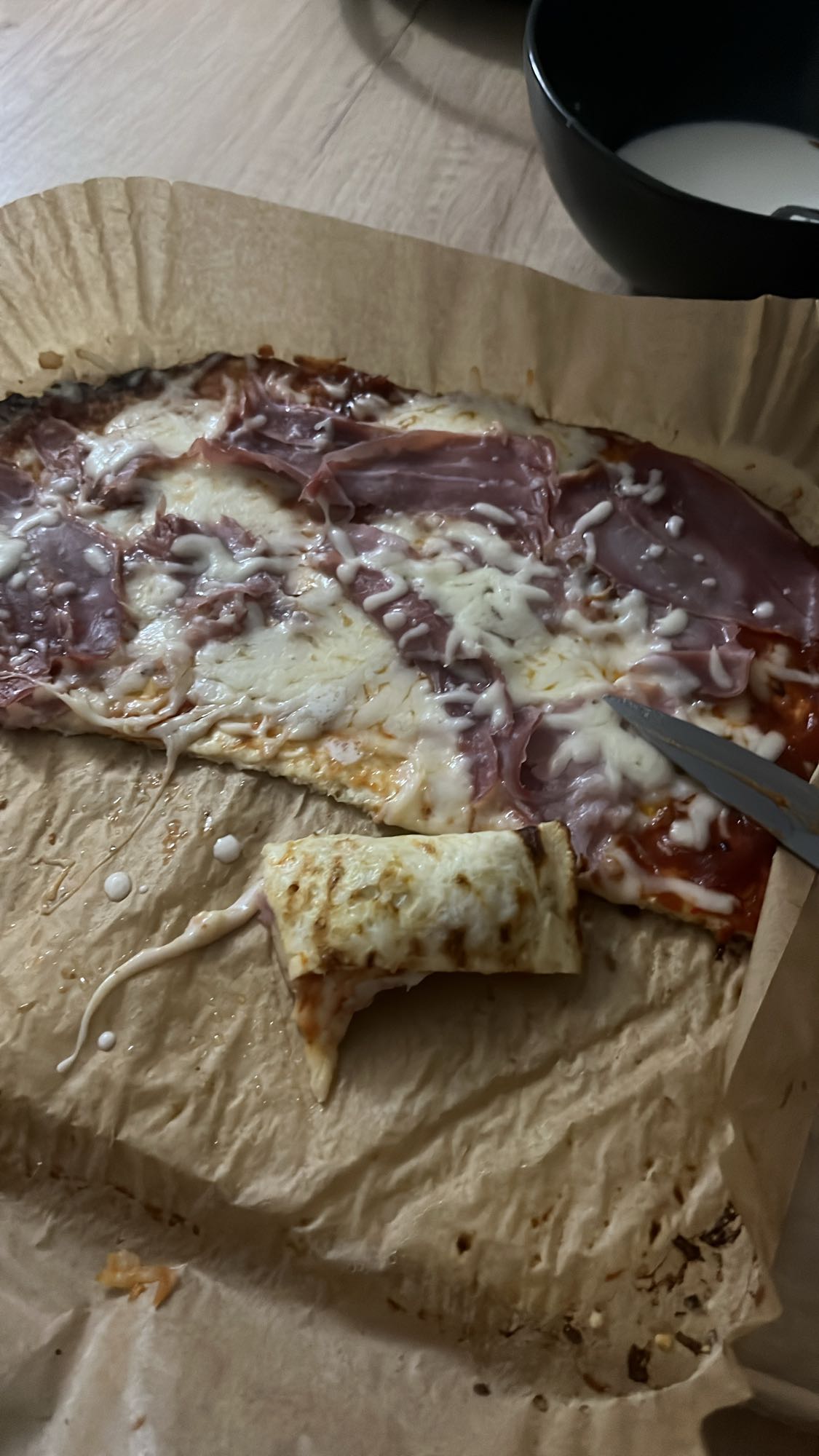 Pizza cu șuncă și brânză