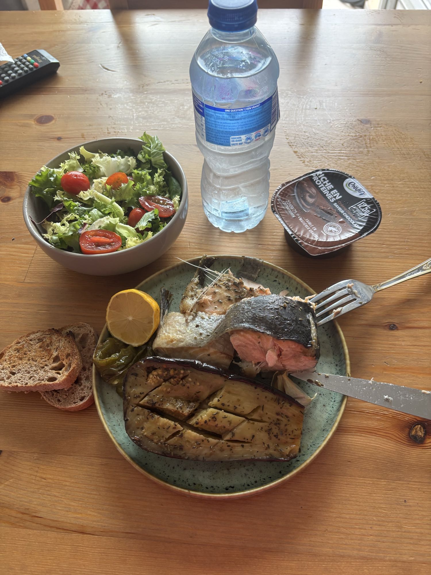 Saumon, aubergine et salade