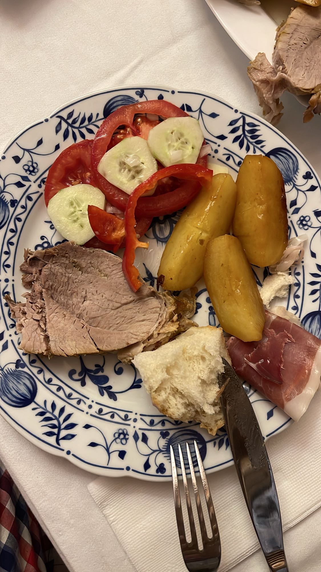 Мясо с картофелем и салатом