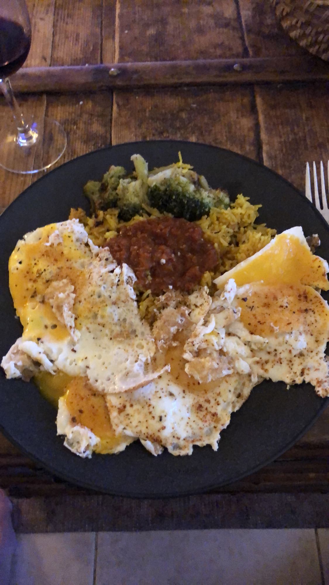 Oeufs sur riz et légumes